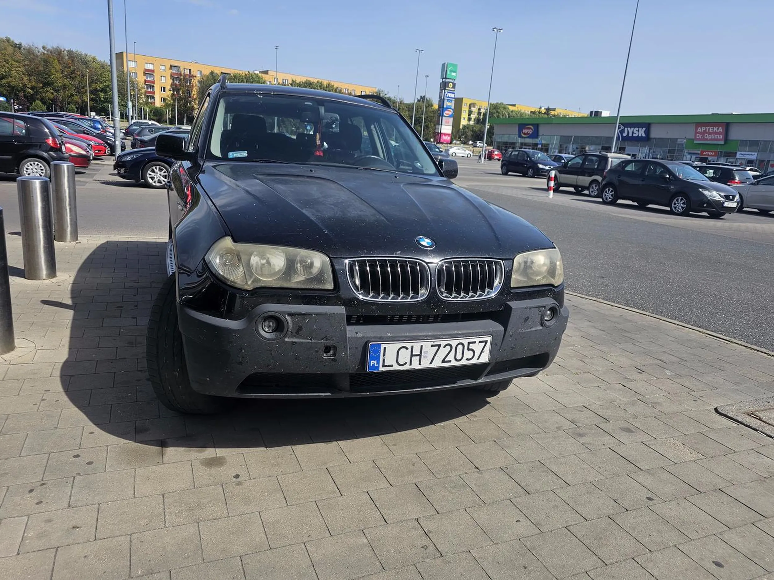 Godzina 10 rano.. 3/4 wielkiego parkingu wolne.. najlepiej zaparkować na chodniku pod samymi drzwiami sklepu.