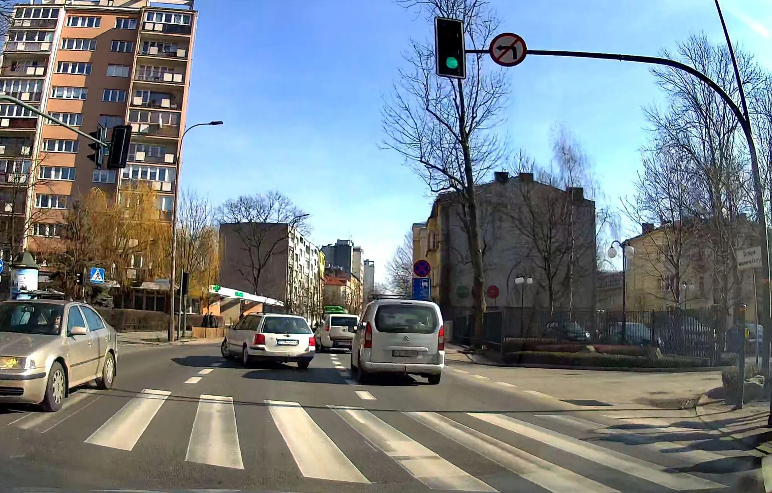 Kretyn skręca nielegalnie w zakaz skrętu w prawo prawie powodując wypadek. Ja rozumiem, że Kraków jest inny niż chełm, ale znaki w Polsce są takie same