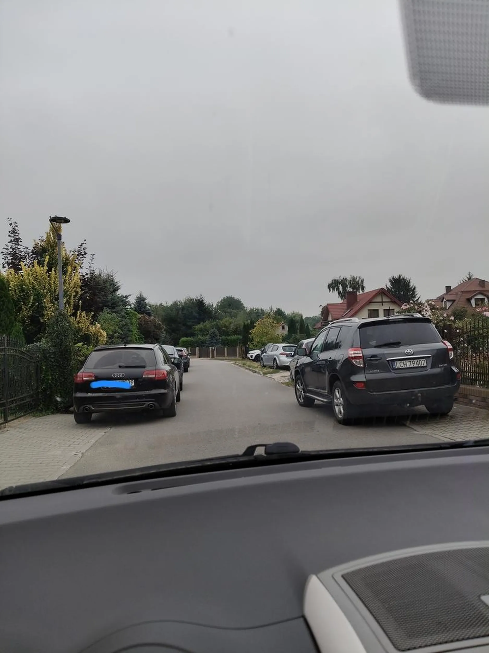 Stanął na chodniku po prawej stronie uniemożliwiając przejazd (na zakazie), ledwo się zmieściłem małym samochodem