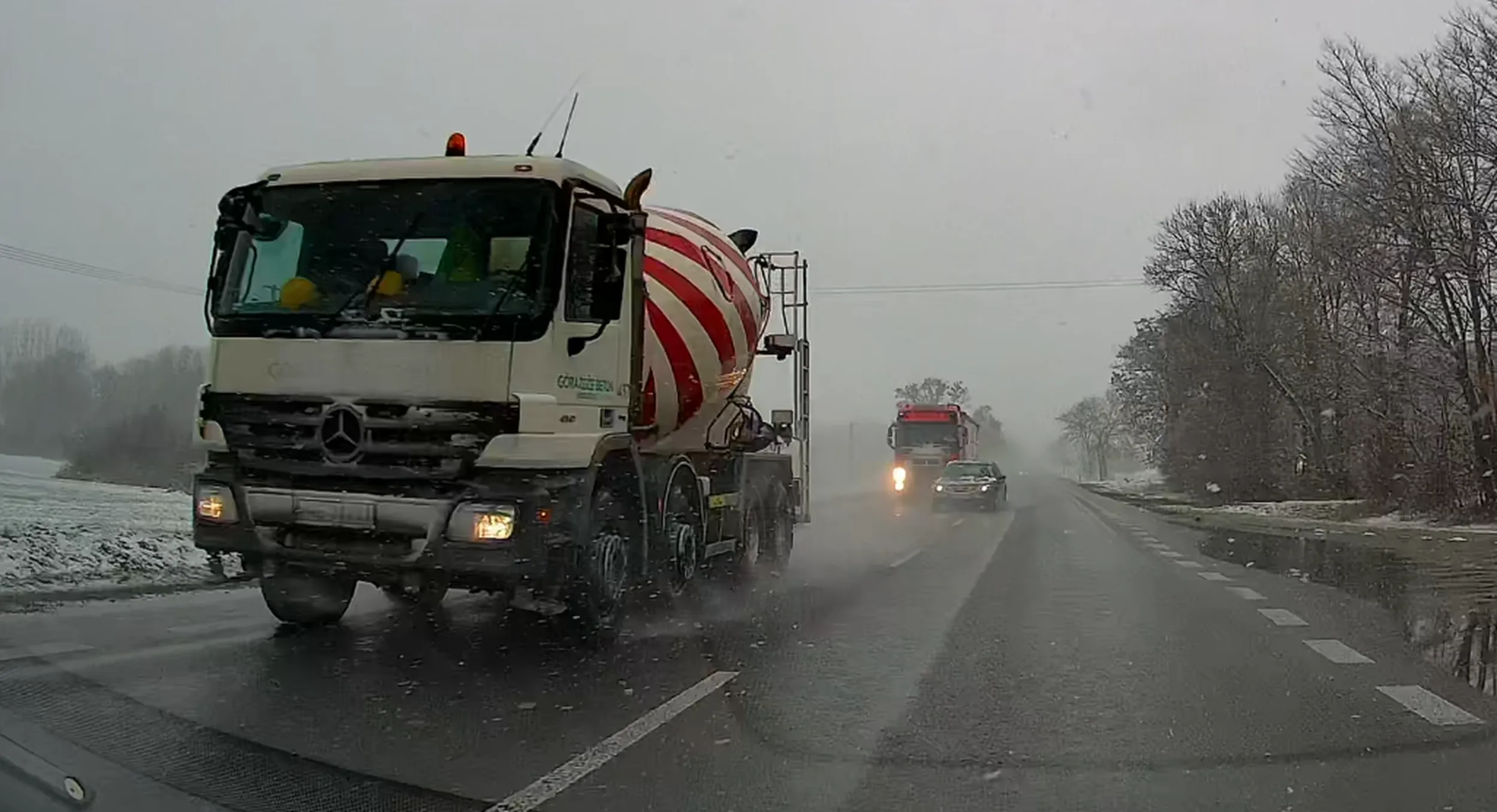 Kierowca Saaba wykonuje niebezpieczny manewr wyprzedzania przy opadach śniegu i oblodzonej nawierzchni. Prędzej czy później doprowadzi do tragedii