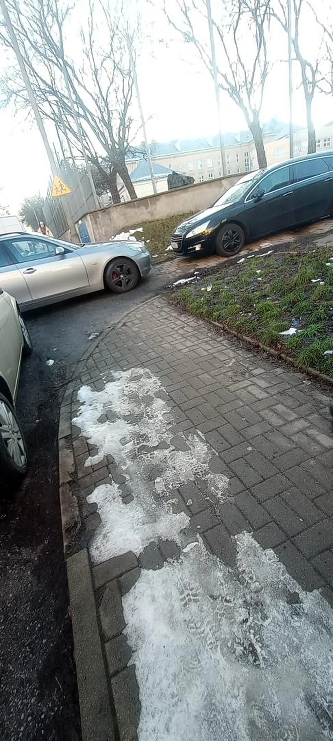 Lublin, niedaleko szkoły podstawowej. Ciekawe jak przejdzie tym chodnikiem matka z wózkiem. Nie pozdrawiam