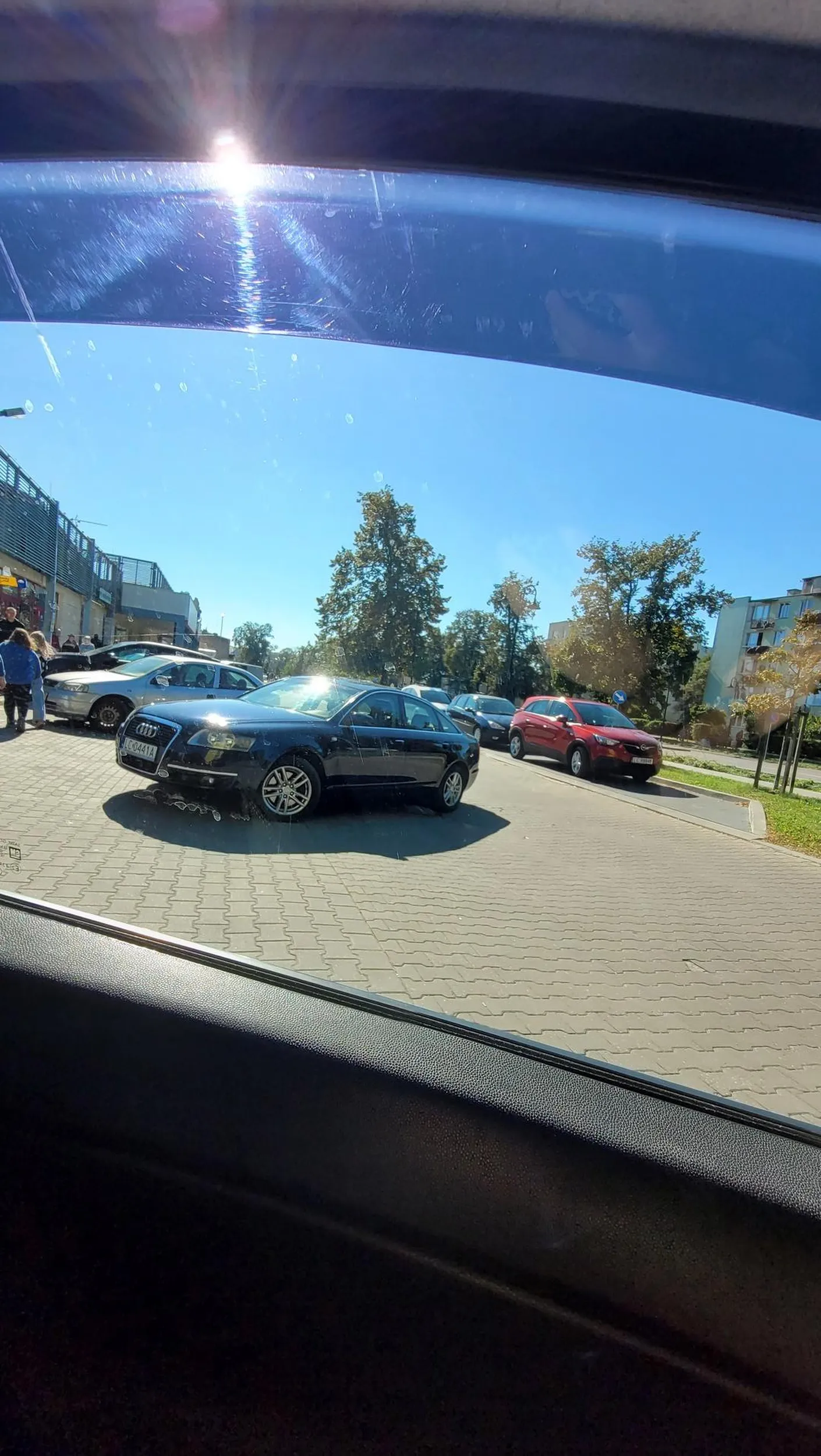 Już dalej się nie dało zaparkować by całkowicie wyjazd zastawić, nie? Brak słów..