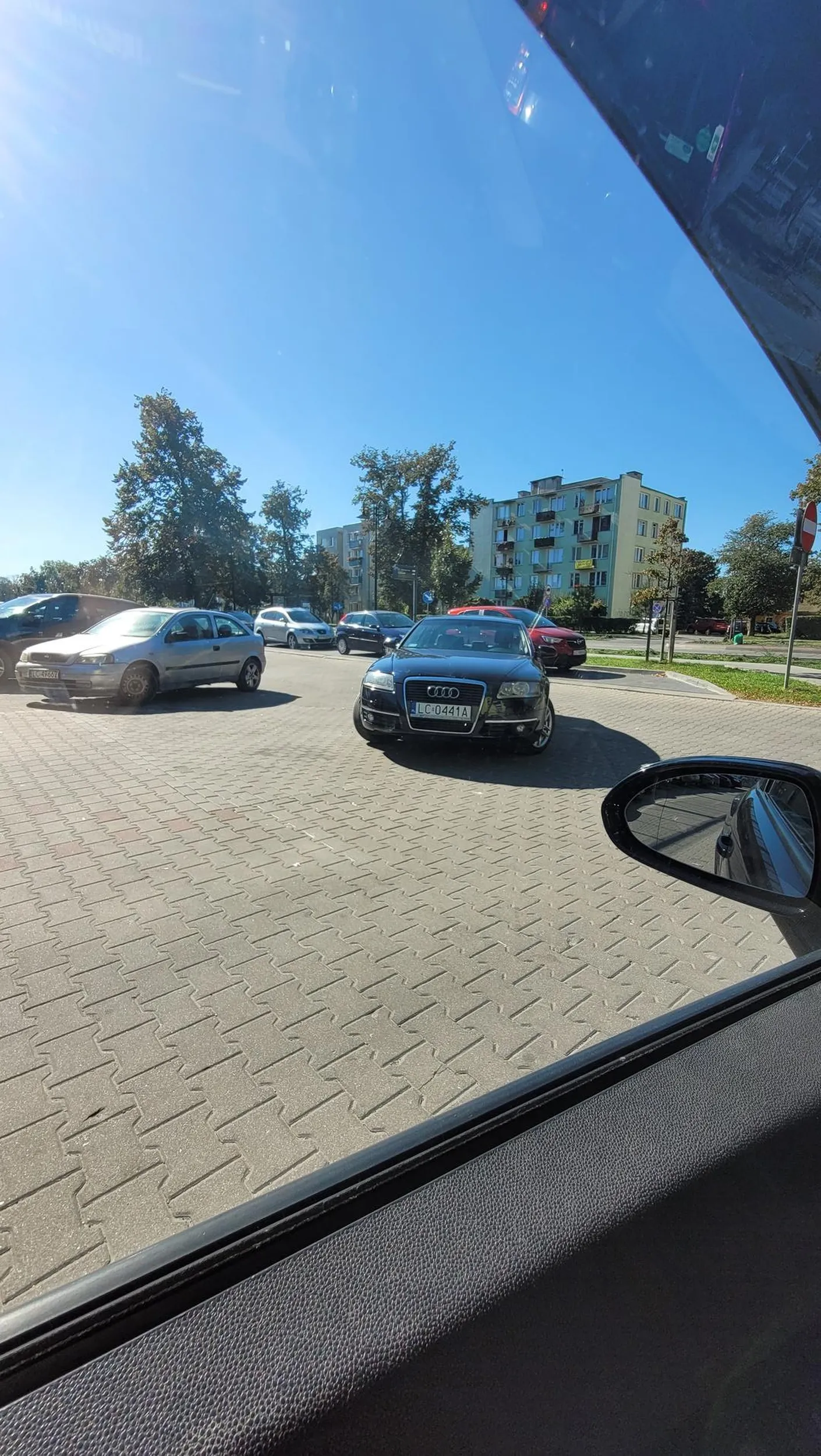 Już dalej się nie dało zaparkować by całkowicie wyjazd zastawić, nie? Brak słów..