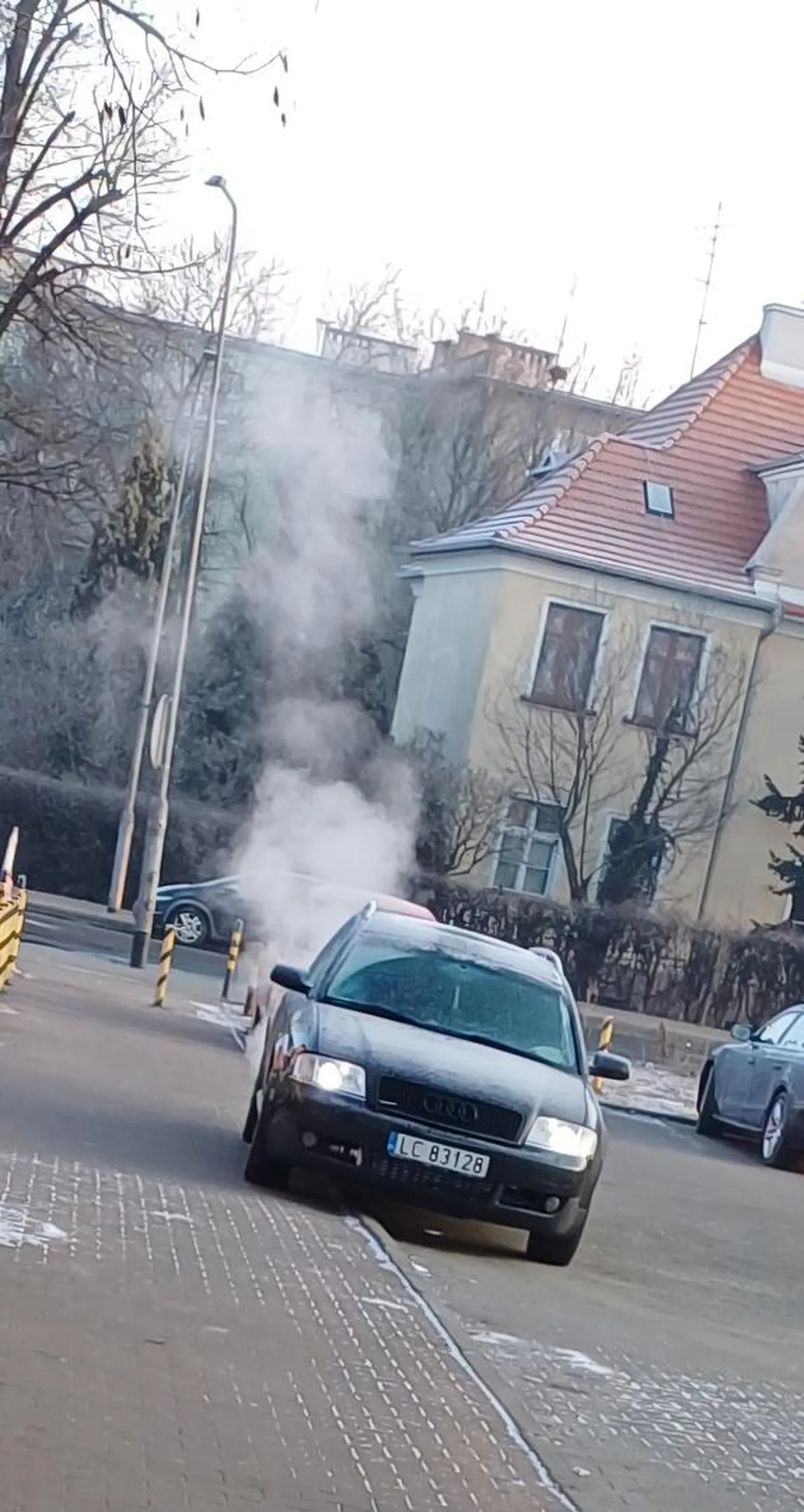 Nosz debyl.. Zostawia tak dzień dnia auto na 10 min i idzie sobie na zakupy do herta. Proszę Pana, nie da się przejść po chodniku ( na którym łaskawie Pan zostawia auto) bez kaszlu.. Czy mało parkingu jest w koło?