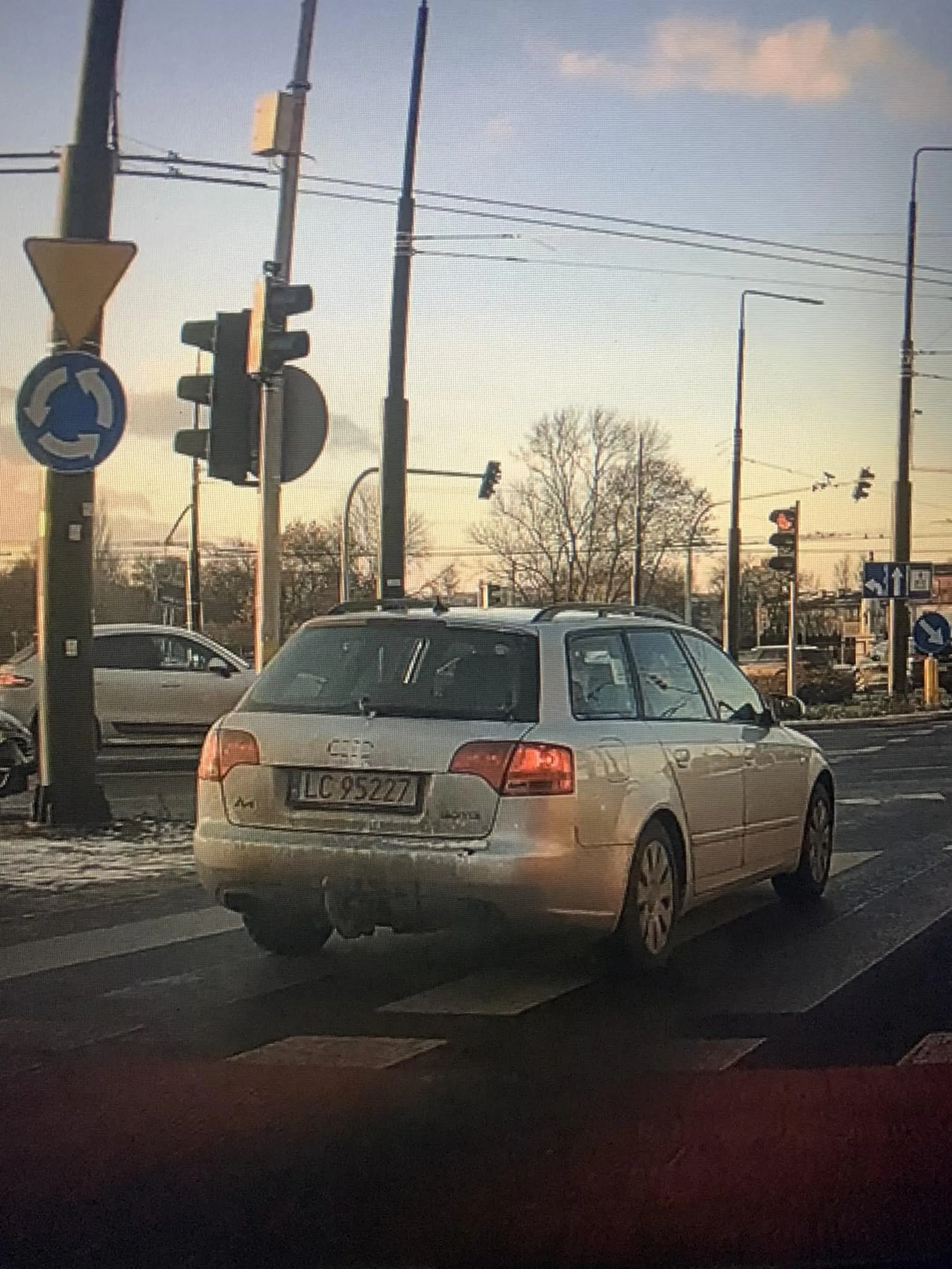 Naucz się jeździć sieroto. Rondo przy gali - z pasa prowadzącego tylko w lewo usiłujesz jechać prosto. O mało nie doprowadziłeś do zderzenia pacanie. Właściwie to do kolizji nie doszło tylko dlatego że w porę odbiłem kierownicę w prawo. Kwestia czasu i doprowadzisz do jakiegoś wypadku. Jak nie potrafisz jeździć po Lublinie to wracaj na swoją podchełmską wioskę.