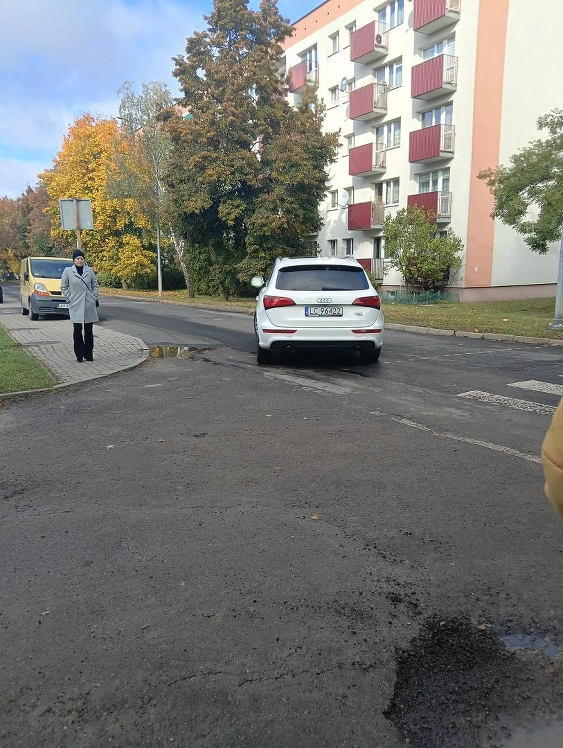 Chłop by wjechał w dzieci i jak usłyszał że leci na policję to uciekł