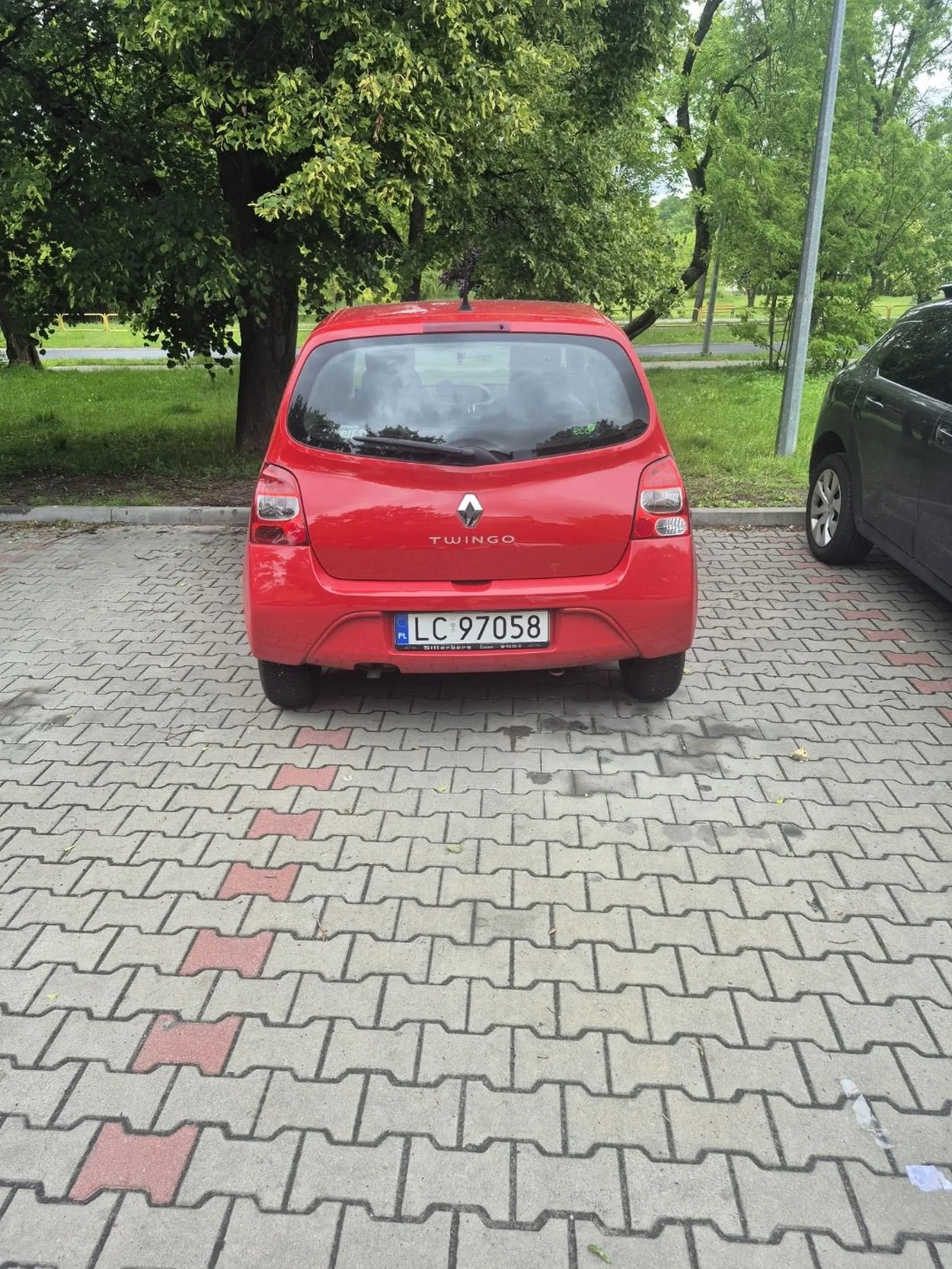 Auto mniejsze niż umiejętności parkowania w liniach.