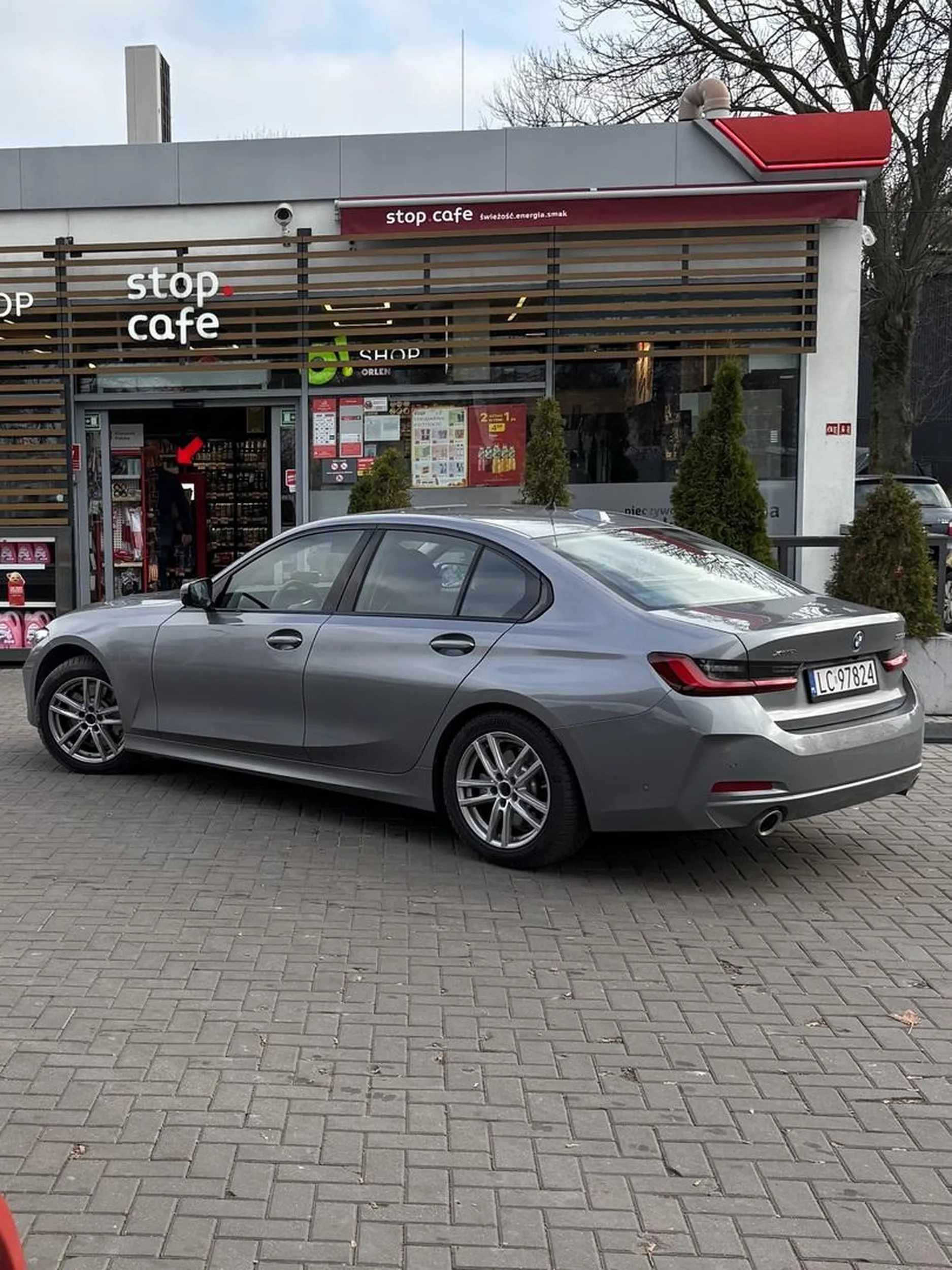 Nieoznakowana BMW 330i w Chełmie