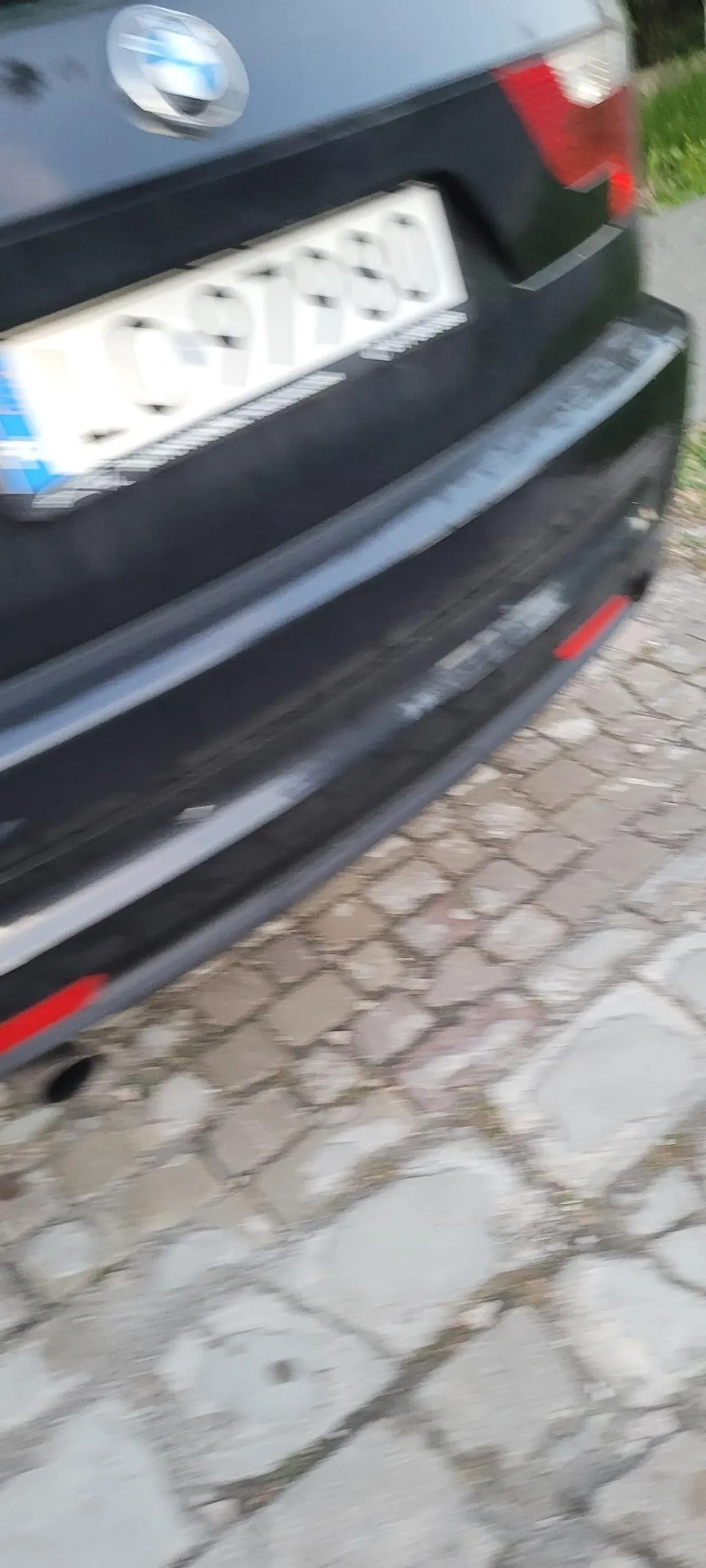 Może następnym razem pomyśl o innych. Rozumiem, że to twój wjazd, ale nadal jest to chodnik...