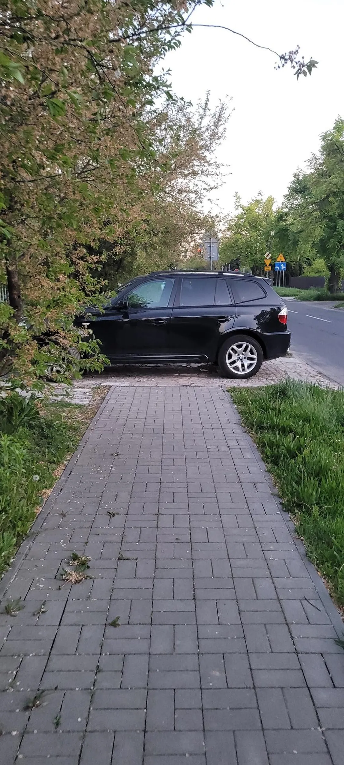Może następnym razem pomyśl o innych. Rozumiem, że to twój wjazd, ale nadal jest to chodnik...
