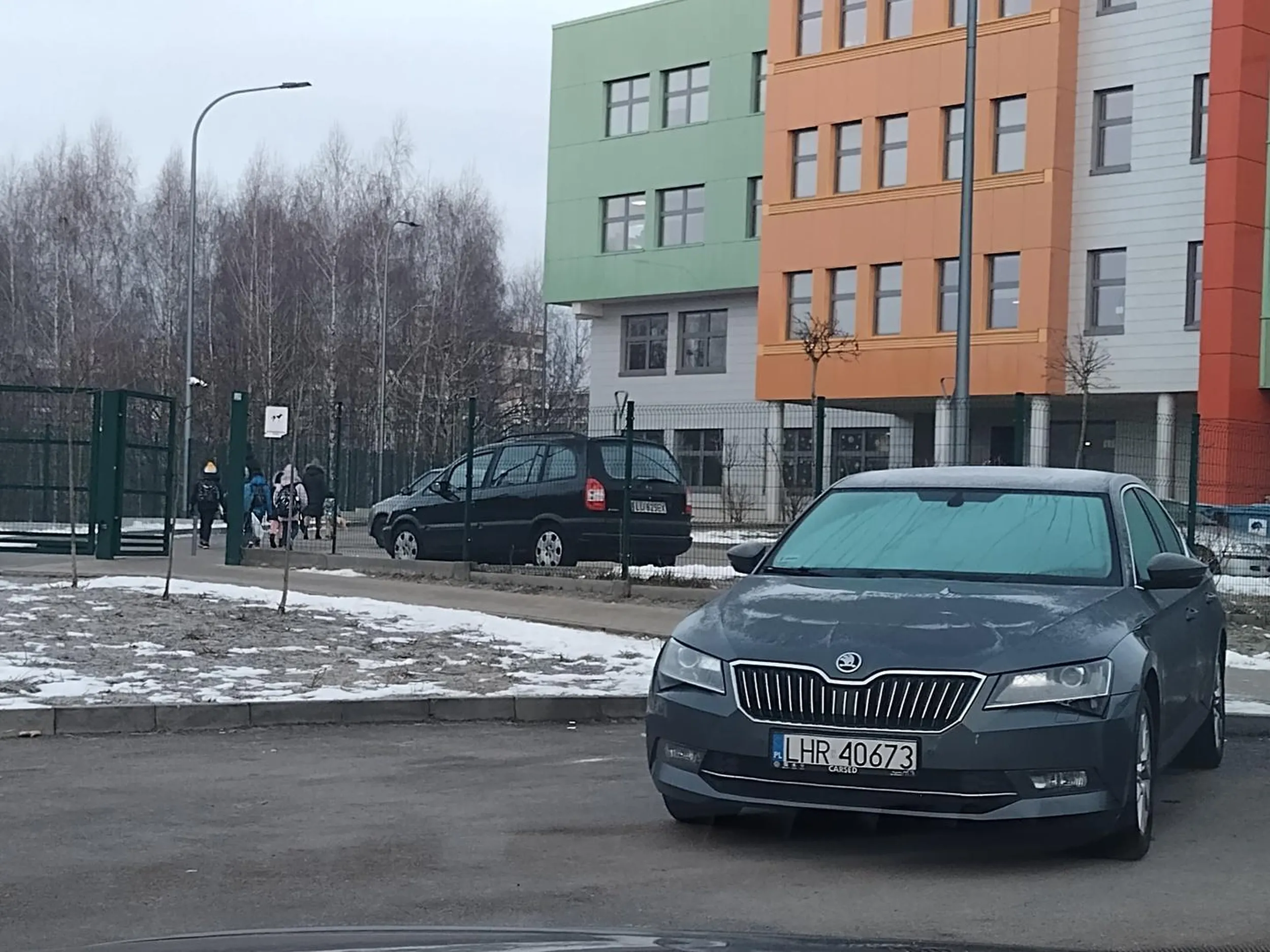 No i kolejny cymbał najemca. Jak nie ma gdzie parkować bo na wynajęcie miejsca zbrakło to pod szkołą. Taki zjeb sęp.