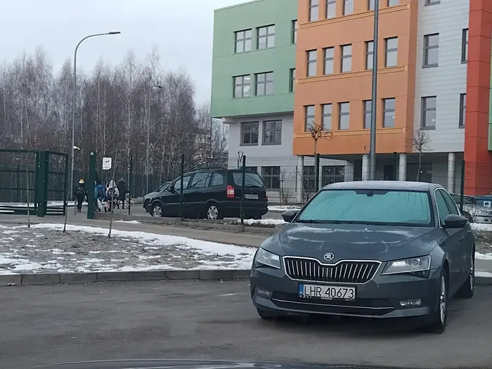 No i kolejny cymbał najemca. Jak nie ma gdzie parkować bo na wynajęcie miejsca zbrakło to pod szkołą. Taki zjeb sęp.