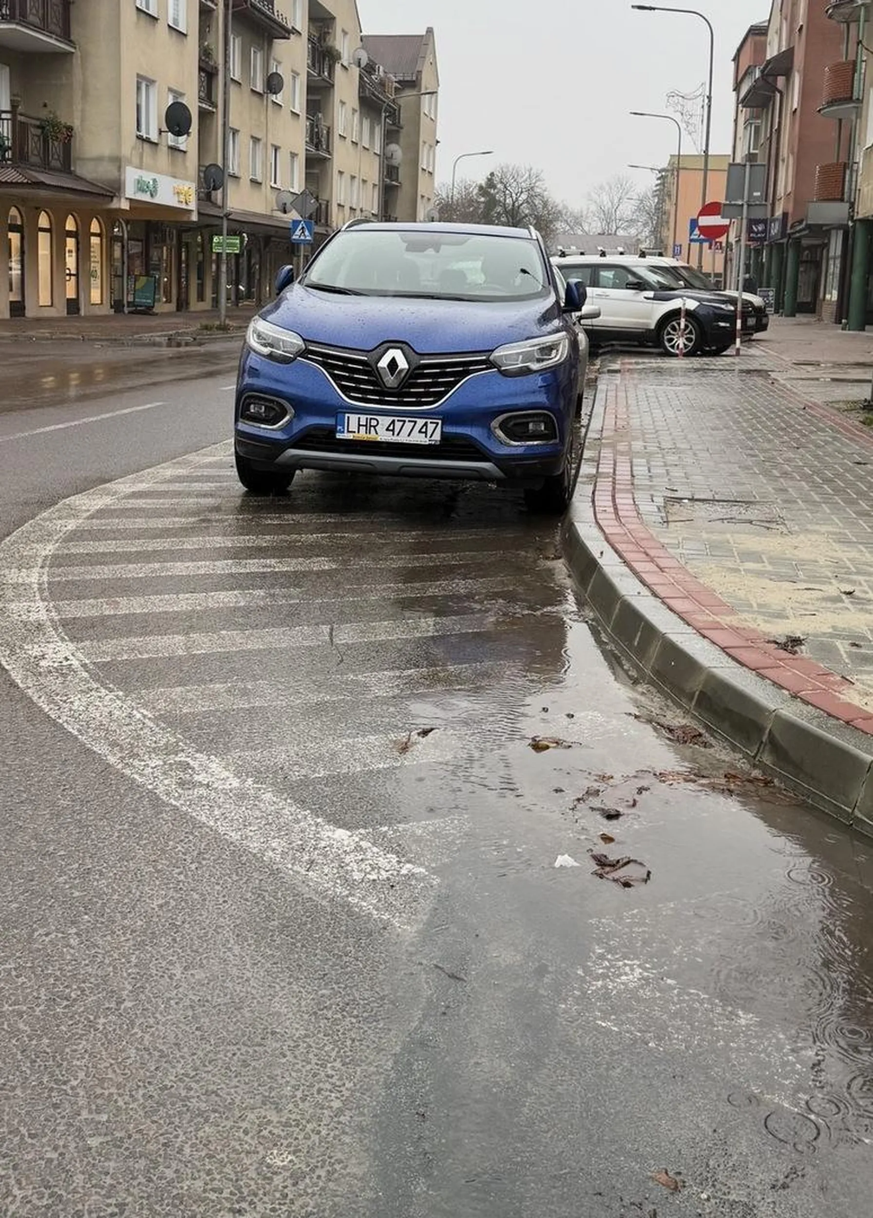 Niebezpieczne miejsce. Parkujący tam zasłaniają widoczność. Zgłoszenia na służby nie pomagają.