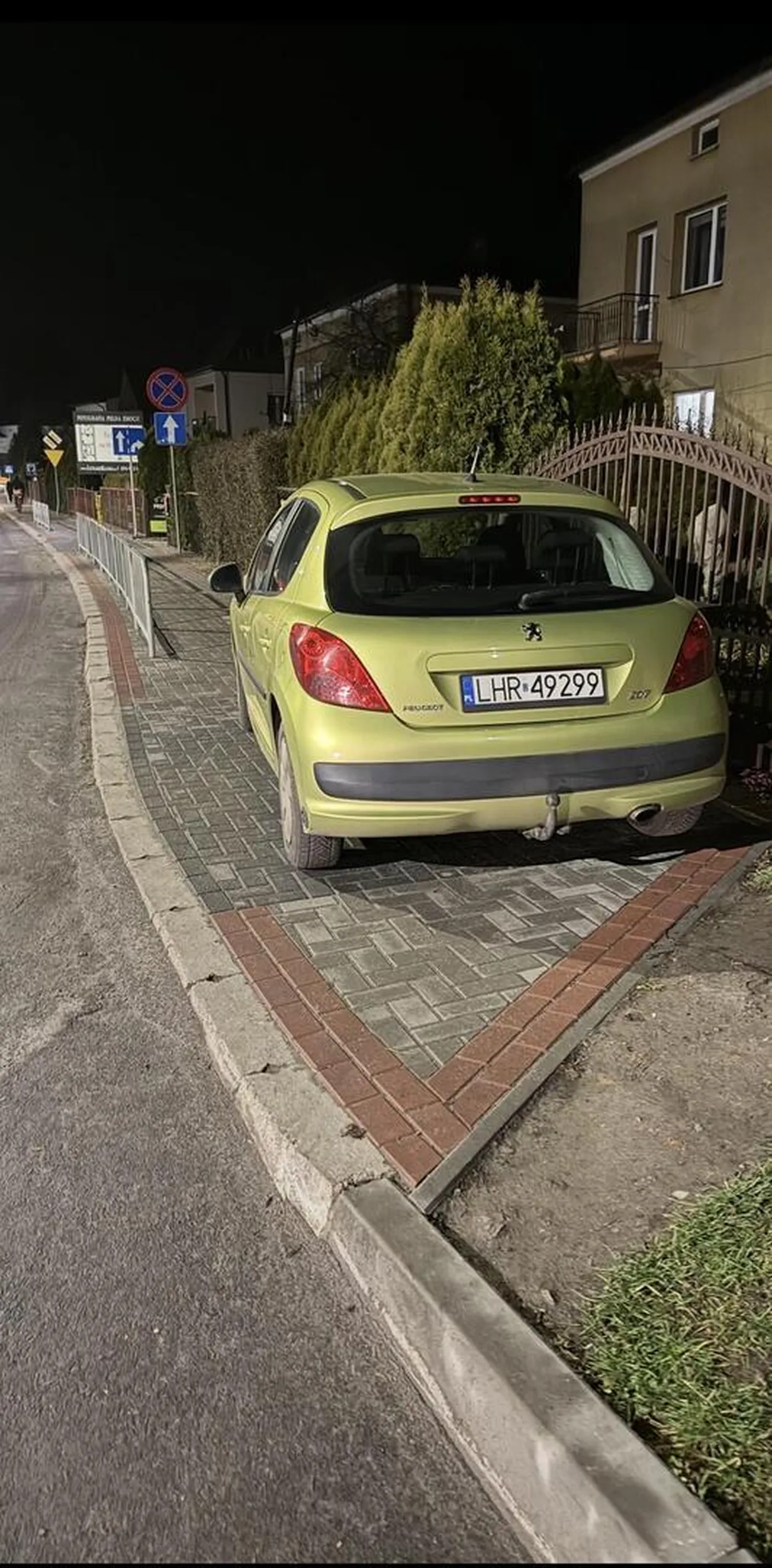 Blokuje cały chodnik, pomijając fakt, że stoi na skrzyżowaniu.
