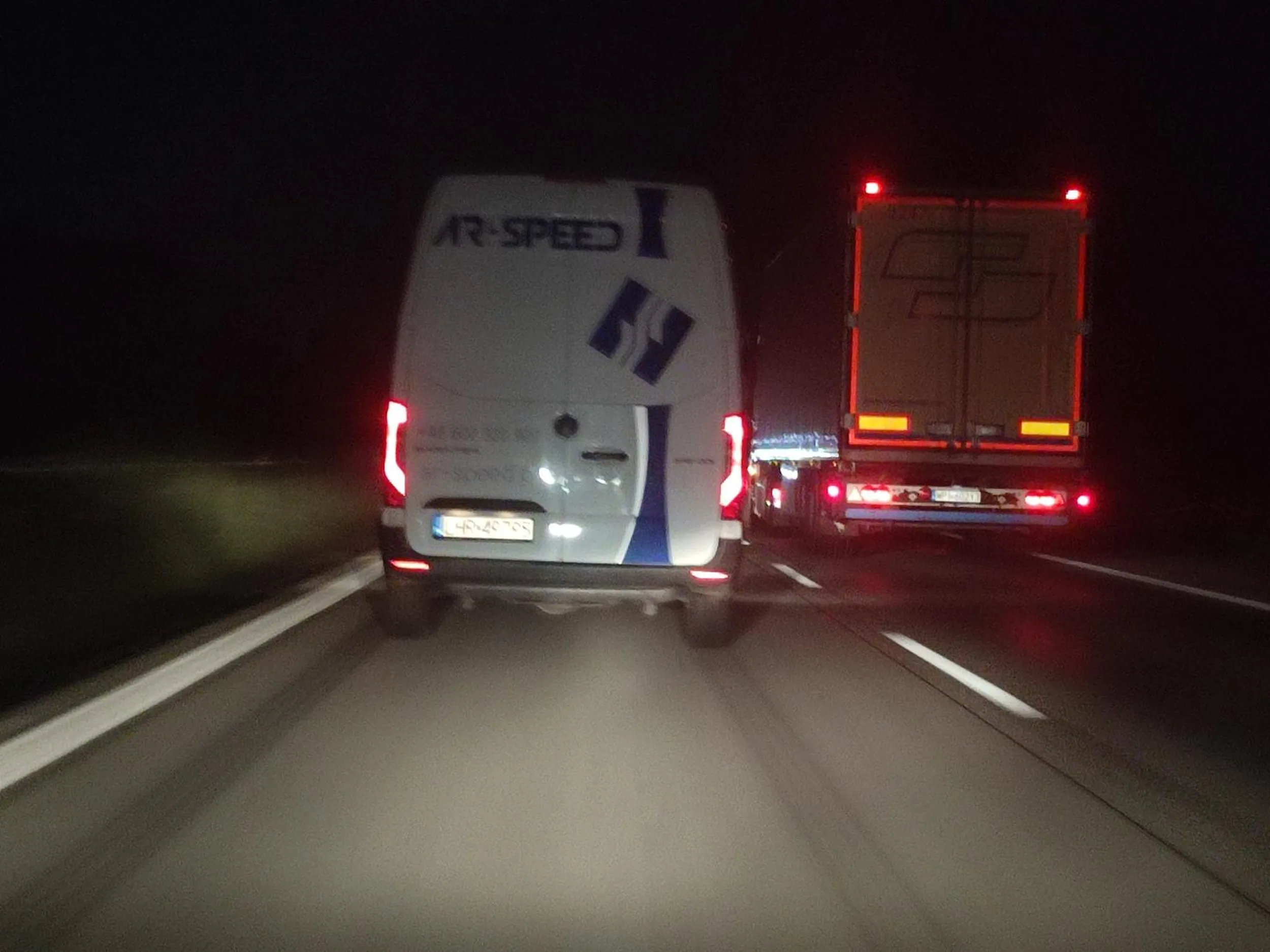 Kierujący chyba nie powinien jeździć w nocy, albo musi zacząć zjeżdżać na drzemki, robić sobie jakieś przerwy, bo ze zmęczenia chyba nie widzi, że wyjeżdża rozpędzonemu autu. Gdyby nie refleks narzeczonego mogłoby dojść do tragedii.