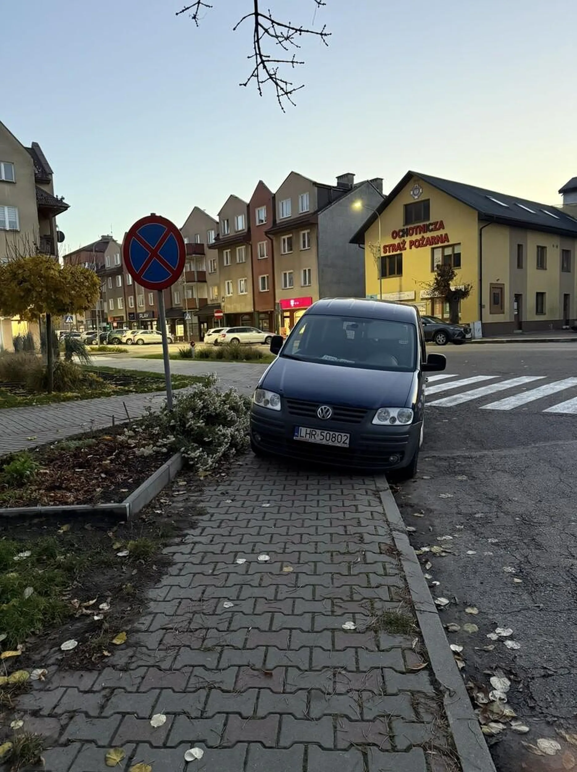 Skrzyżowanie, przejście dla pieszych, zakaz zatrzymywania, zablokowany chodnik... Ręce opadają.