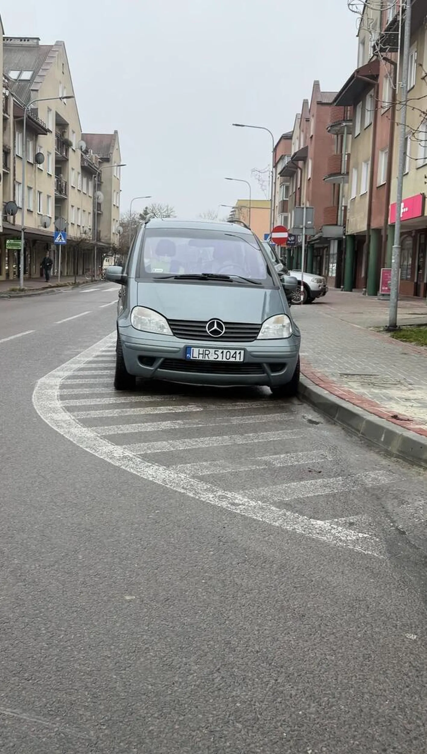 Kolejny zasłaniacz skrzyżowania. Na tym skrzyżowaniu to plaga - służby przejeżdżając obok odwracają głowy w drugą stronę.