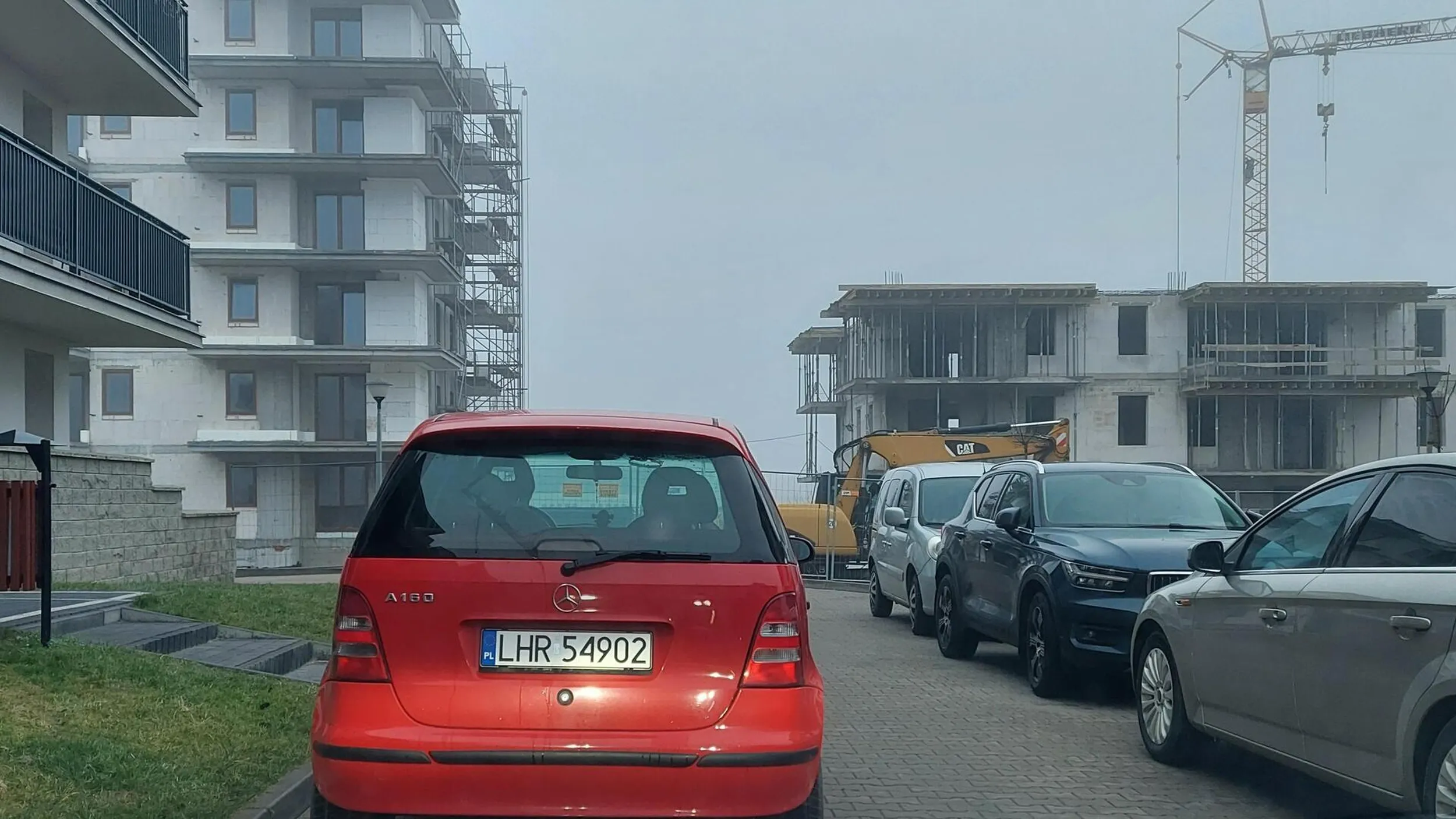 Gratuluję pani "pomysłowości" i zostawienia auta na środku drogi dojazdowej.