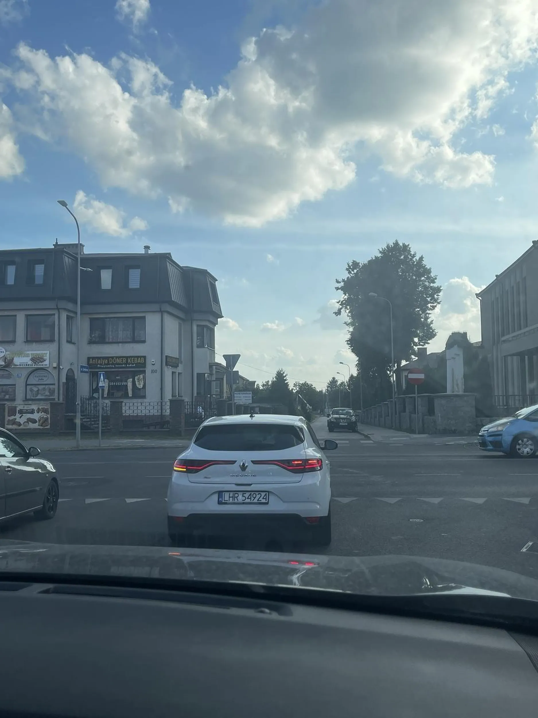 nie polecam kierowcy skręca ze złego pasa chociaż obok jest pas przeznaczony do tego