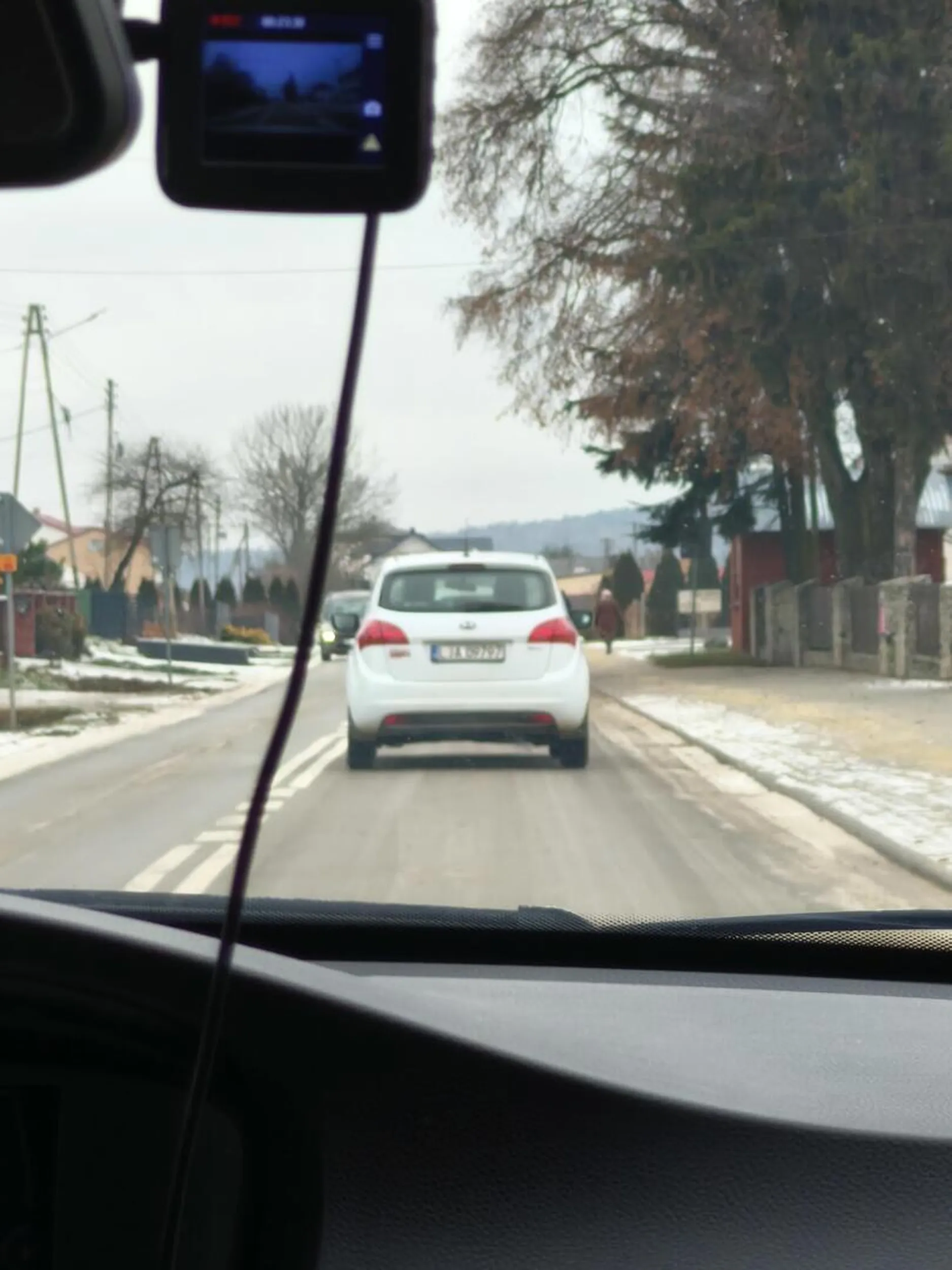 Kierowca wyjeżdża z drogi, wymusza pierwszeństwo nie patrząc na innych kierowców