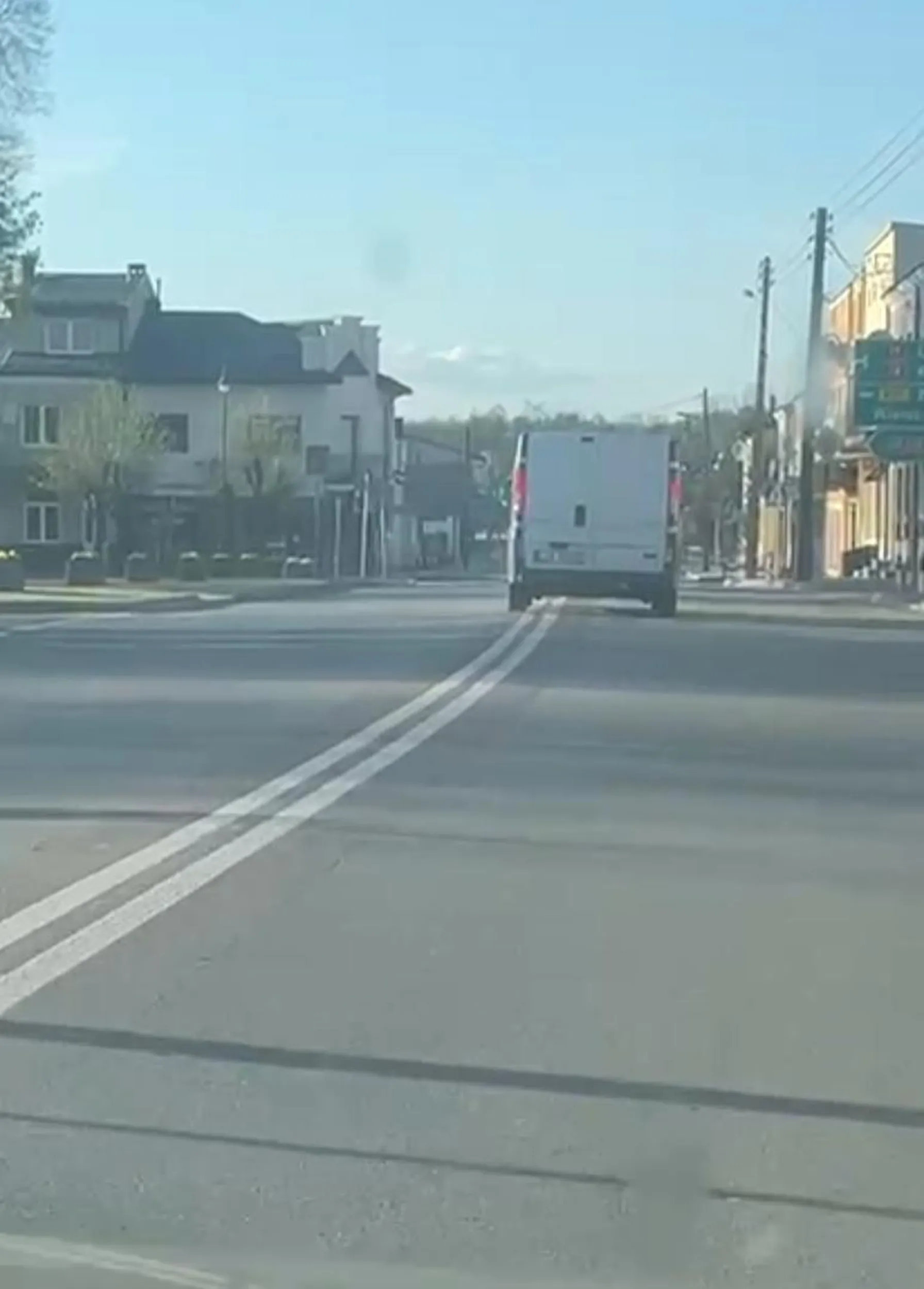 Potwierdzamy zamieszczony wcześniej komentarz. Kierowca jeździł środkiem drogi i zmuszał innych kierowców do ustąpienia mu miejsca.