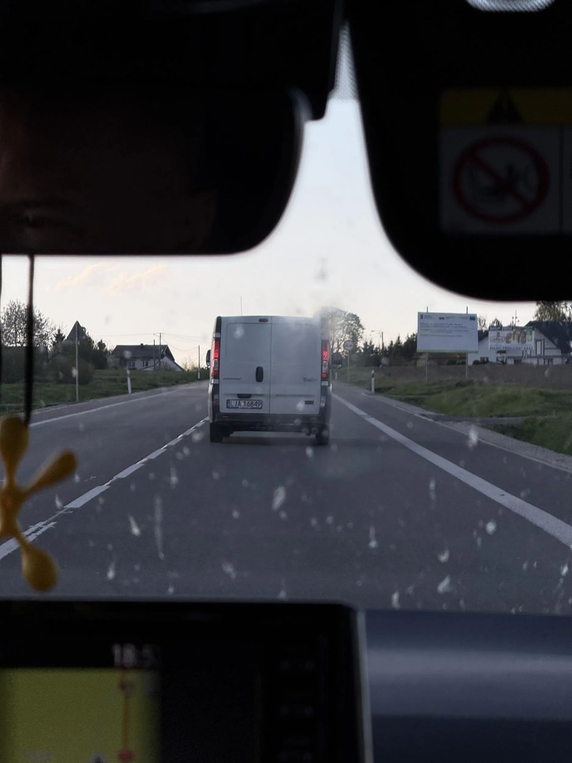 Potwierdzamy zamieszczony wcześniej komentarz. Kierowca jeździł środkiem drogi i zmuszał innych kierowców do ustąpienia mu miejsca.