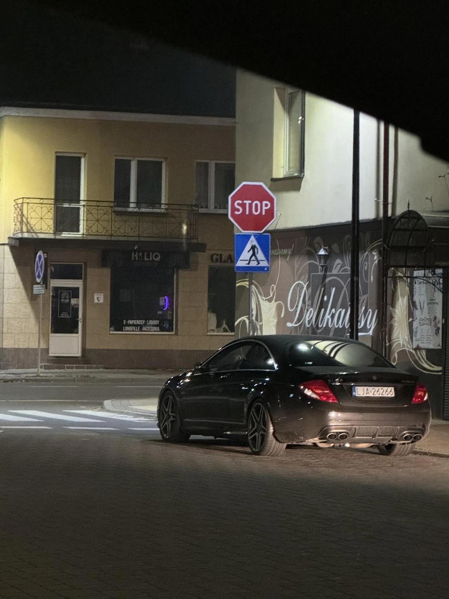 Parkuje na pałę przed przejściem dla pieszych przed skrzyżowaniem