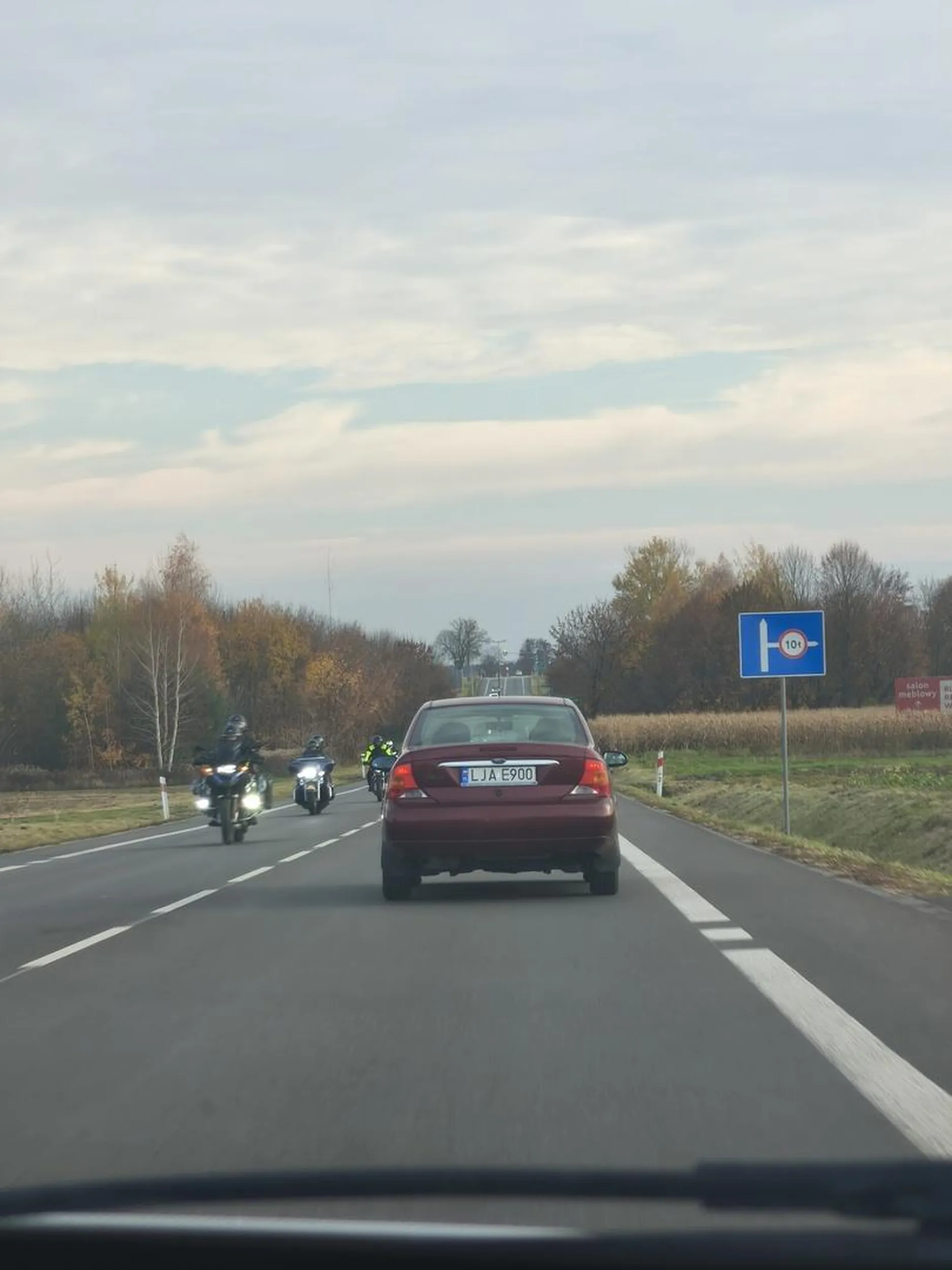 Kierowca wymusił pierwszeństwo wyjeżdżając z Orlenu, przy okazji przecinając podwójną ciągłą. Brawo