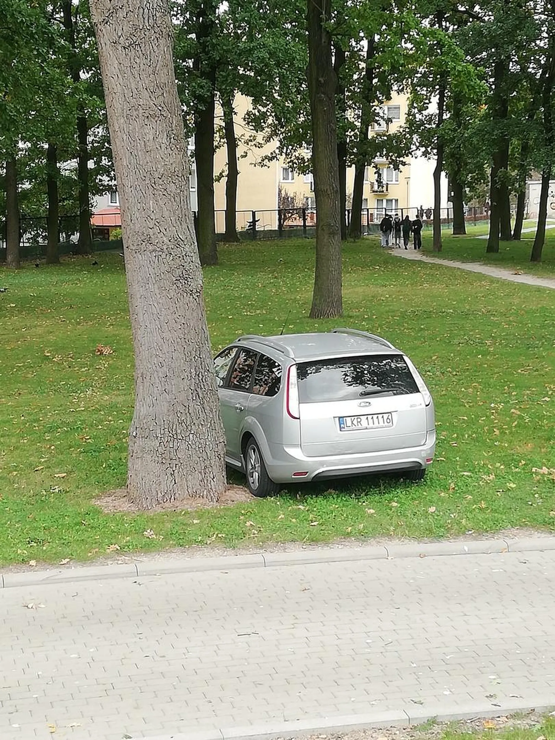 Tutaj widzimy dobrze zaparkowany samochód o nazwie Ford kierowca na pewno zawodowy kierowca