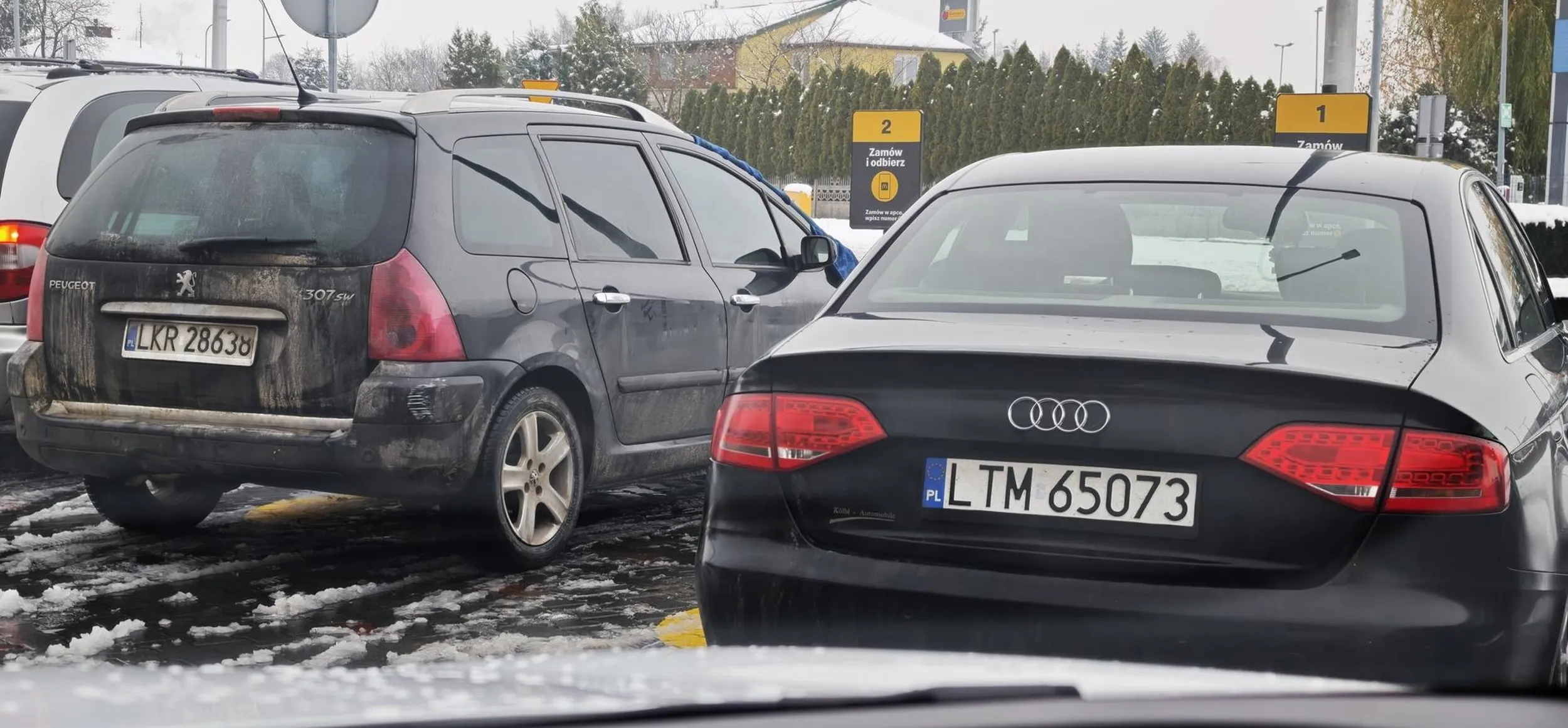 miejsce w którym porzuciłes to brudne gradobicie służy do zamawiania i odbierania! ty blokujesz możliwość parkując. Stoisz od rana do wieczora i powinieneś wiedzieć do czego służy to miejsce skoro tam pracujesz.