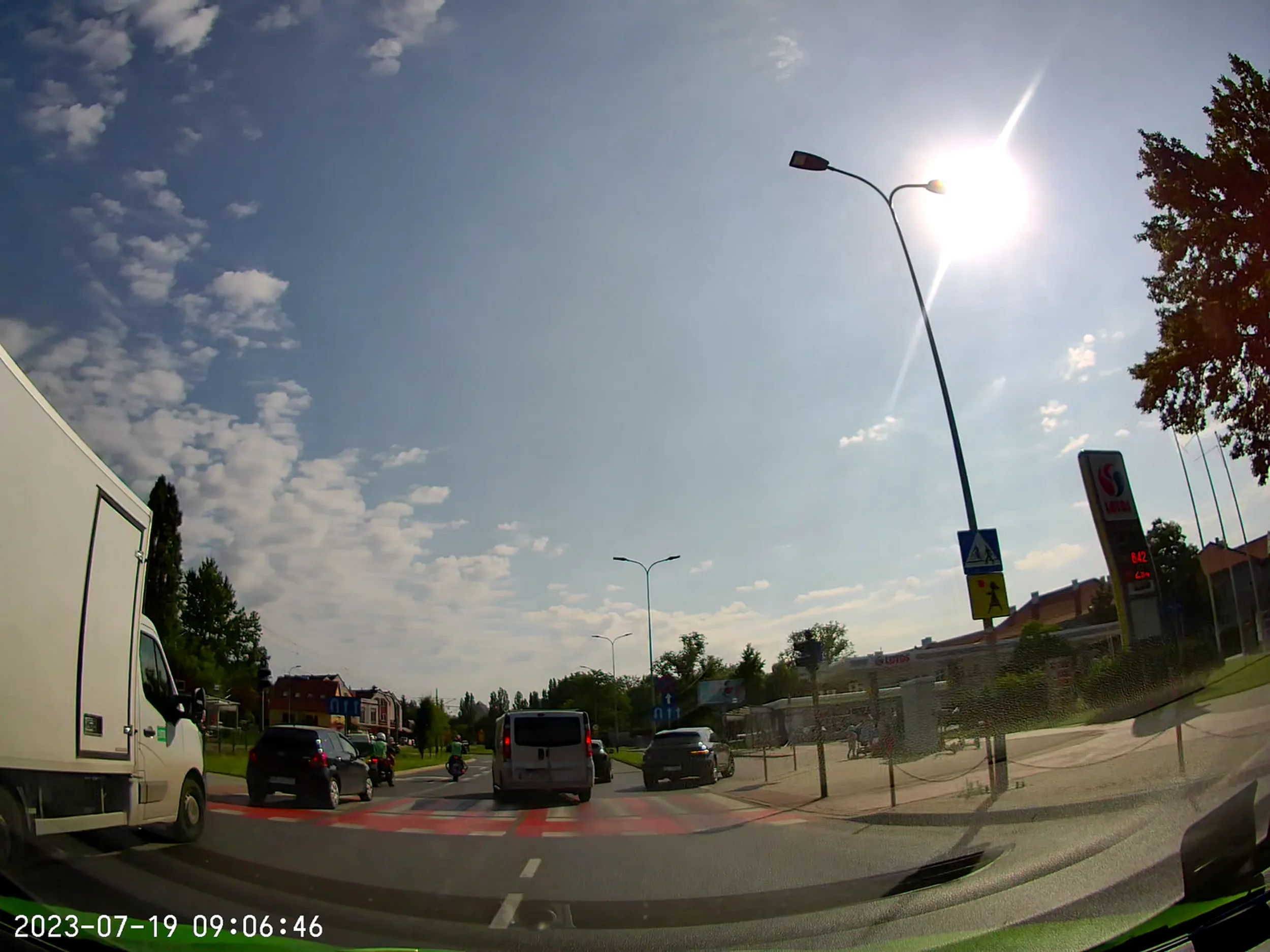 Wyprzedzanie bez kierunku, niemalże na trzeciego, a potem jazda lewym pasem 50 kmh na 70 równo z innym autem (a przed nim pusto). Jak mu zatrąbiłem, to ostro zahamował powodując zagrożenie. Poza tym auto tak kopci, że nie powinno przejść przeglądu...