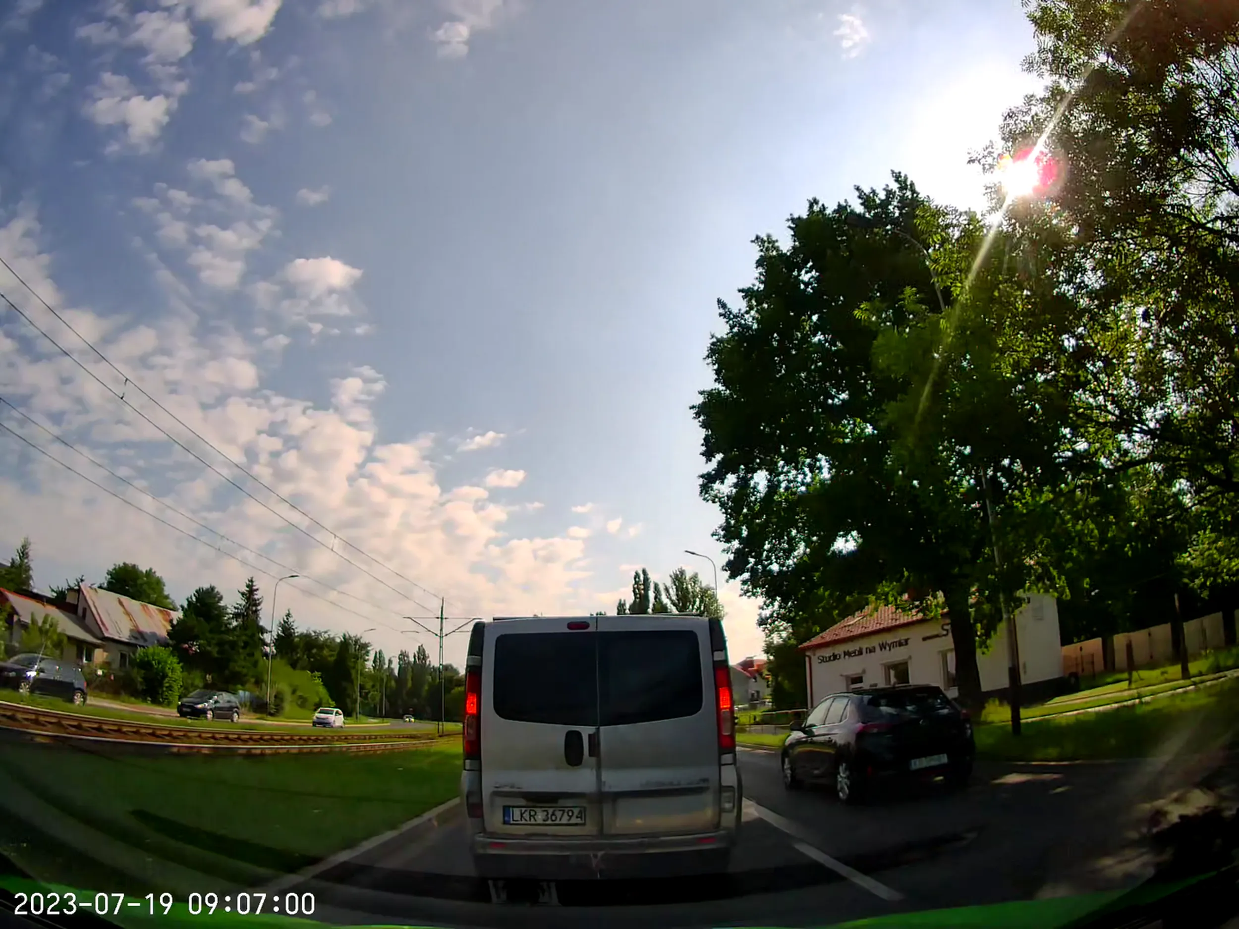 Wyprzedzanie bez kierunku, niemalże na trzeciego, a potem jazda lewym pasem 50 kmh na 70 równo z innym autem (a przed nim pusto). Jak mu zatrąbiłem, to ostro zahamował powodując zagrożenie. Poza tym auto tak kopci, że nie powinno przejść przeglądu...