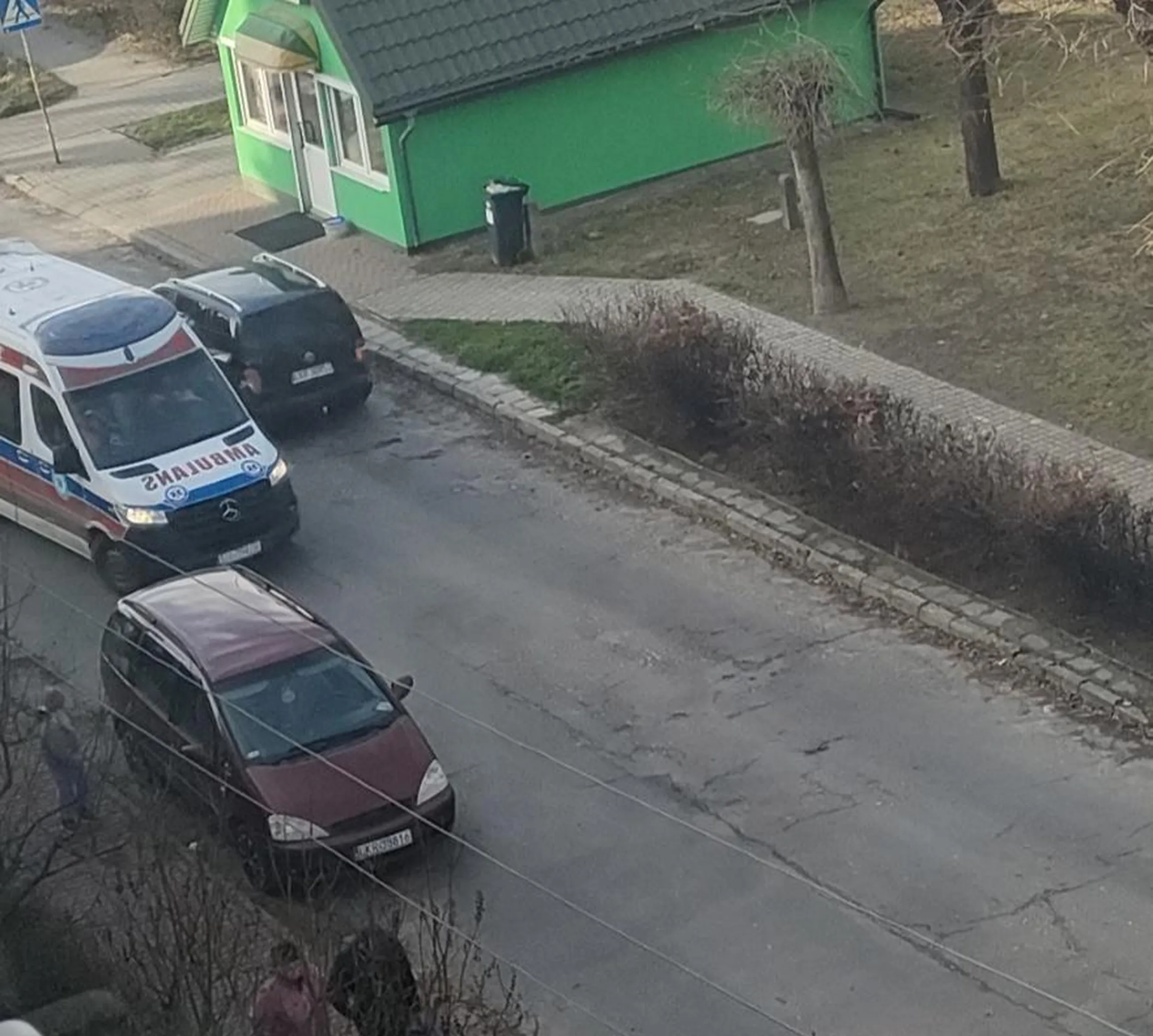 Parkowanie na zakazie. Blokowanie karetki...