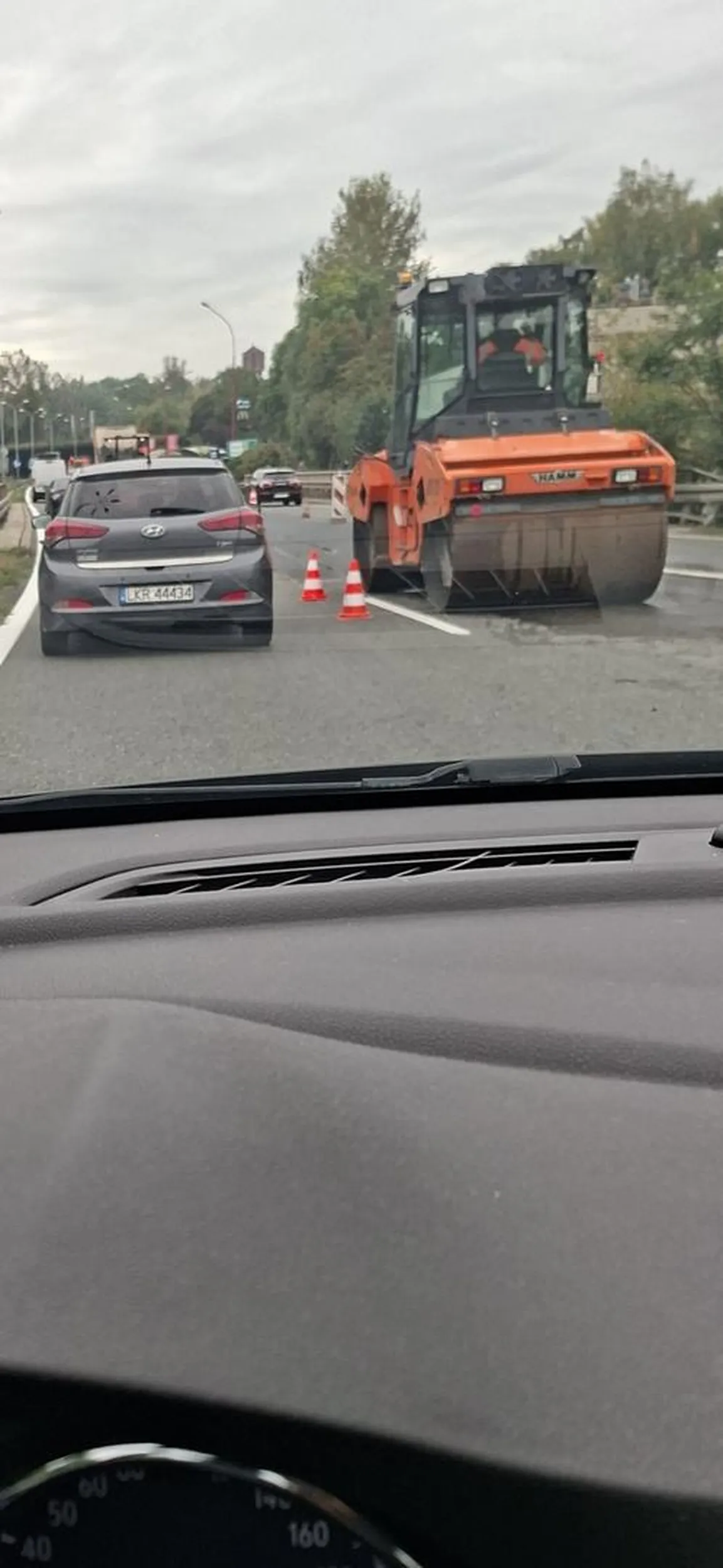 Jeśli wygrałeś prawko w chipsach, a na kuponie nie napisali jak jeździ się na zakładkę, to następnym razem wybieraj pociąg i nie machaj rękami jak prowadzisz :)