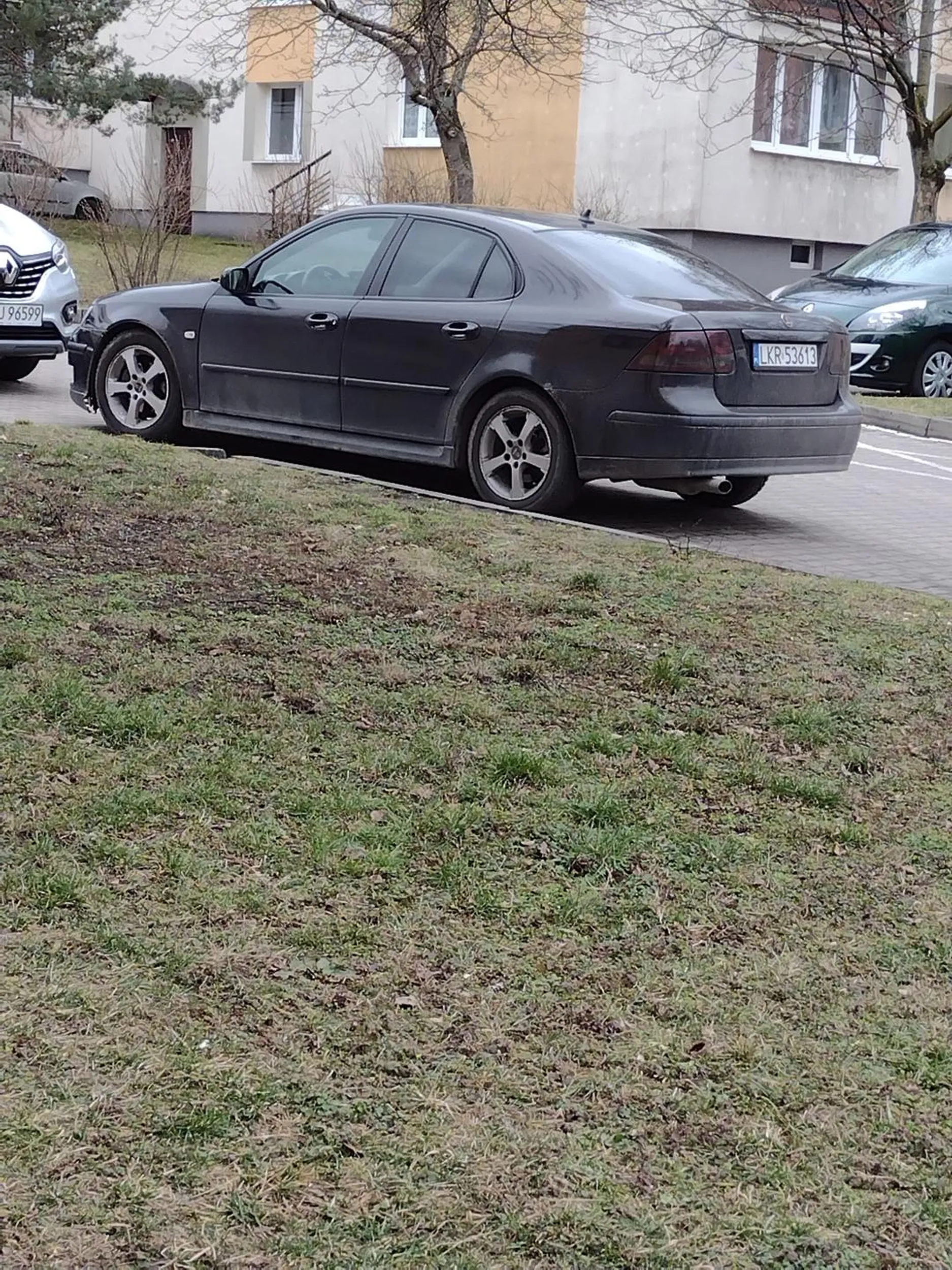 Dzień dobry, Zwracamy się z prośbą o nie parkowanie tym pojazdem na miejscach parkingowych należących do obszaru naszego osiedla mieszkaniowego, Z poważaniem Administratorka spółdzielni  mieszkaniowej.