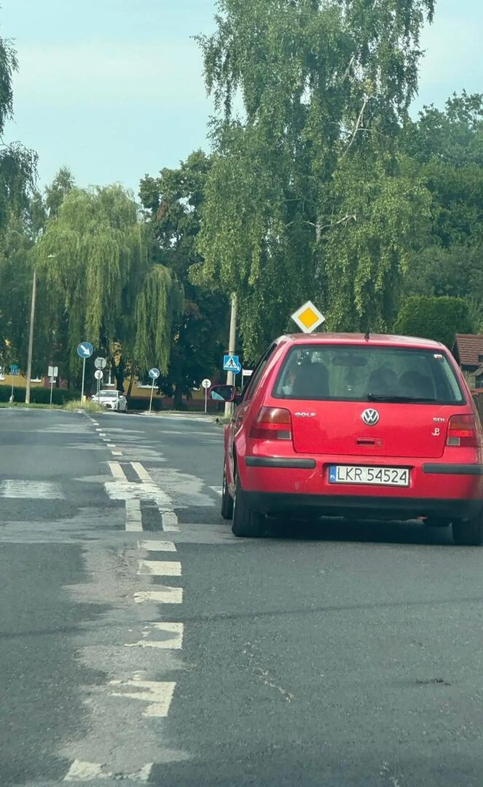 Uwaga, małolata wymusza pierwszeństwo, na klakson pokazuje środkowy palec, rodzice dumni