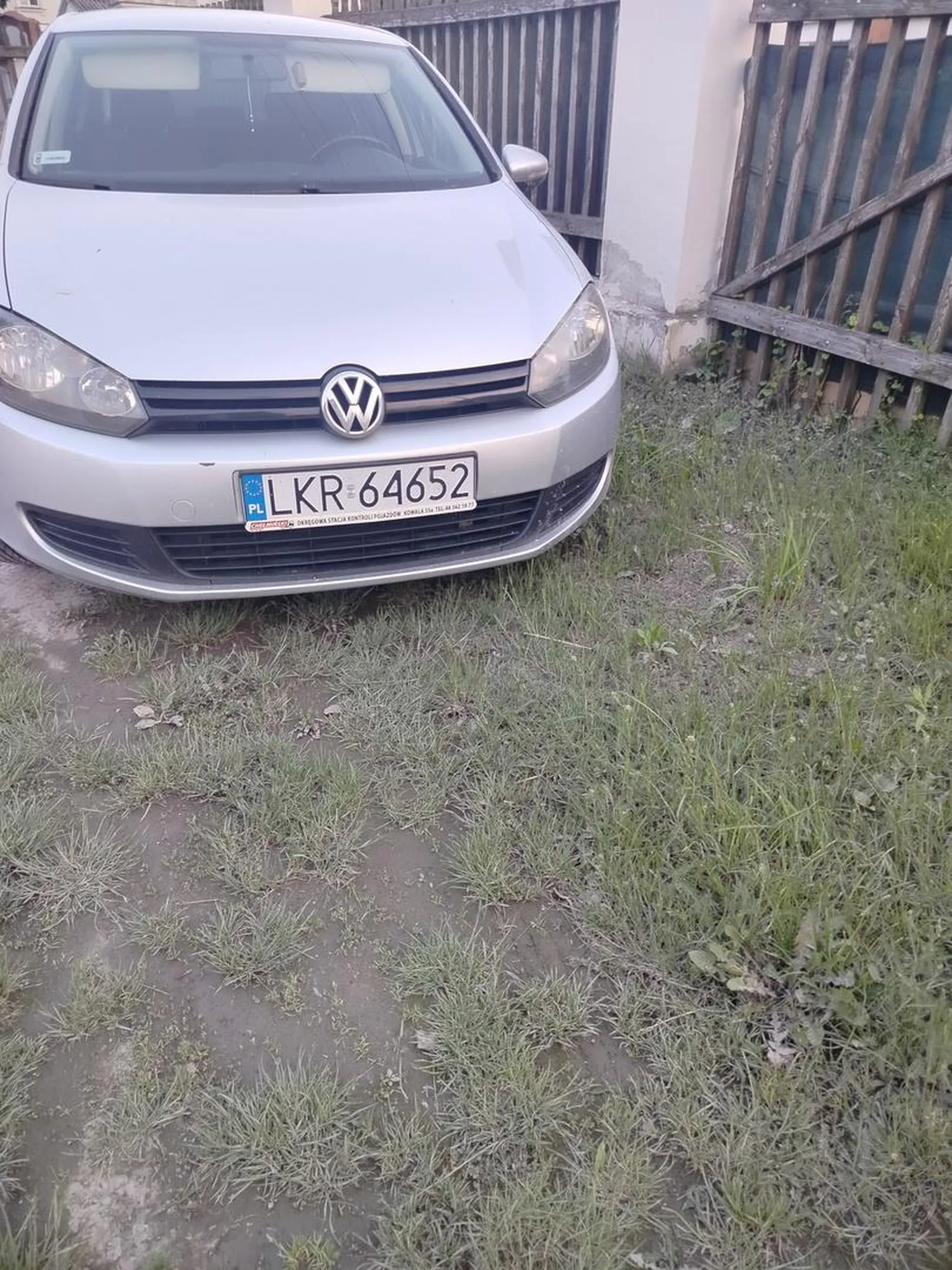 Osoba parkując koło parkingu prywatnego na terenie prywatnego parkingu domu pomocy społecznej gmina Gościeradów niszczy środowisko przyrody