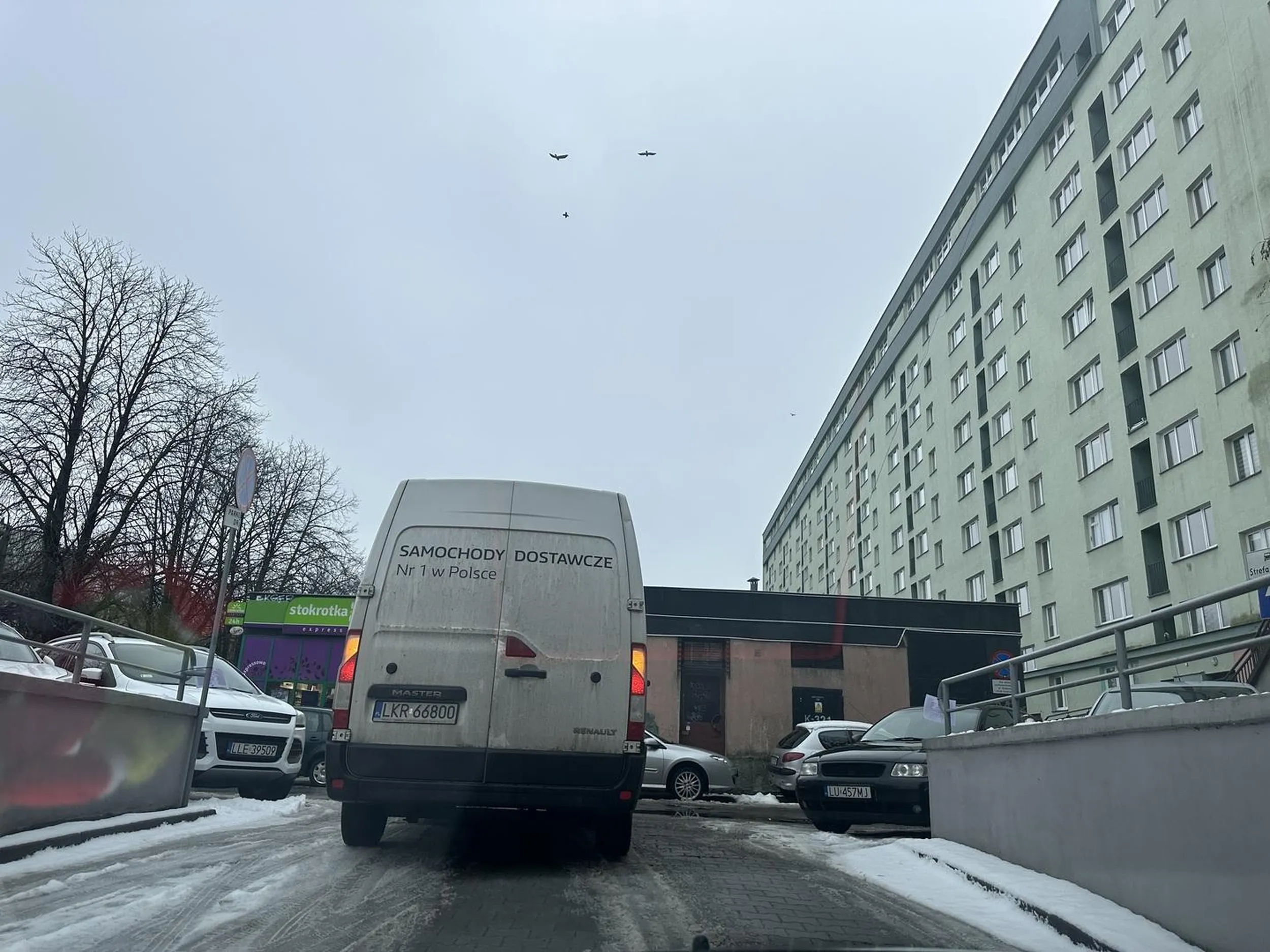 Tytuł inteligenta roku należy facecik do Ciebie. Zastawić całkowicie wyjazd z garażu, na kilkanaście minut. Genialne