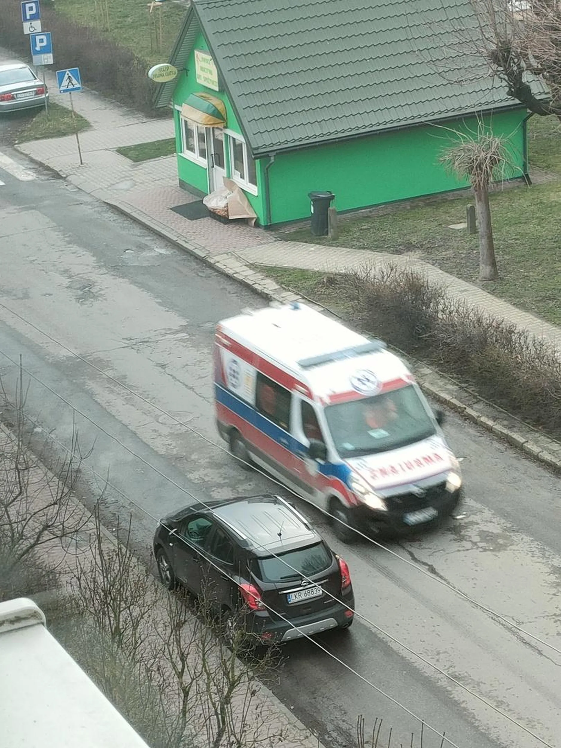 Parkowanie na zakazie, pod prąd. Blokowanie karetki...bez komentarza