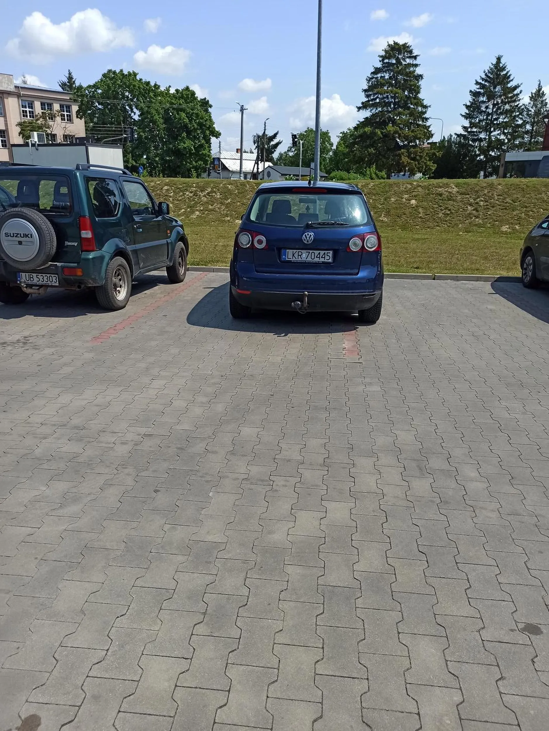 Naucz się parkować , a jak nie umiesz, to do sklepu rowerem