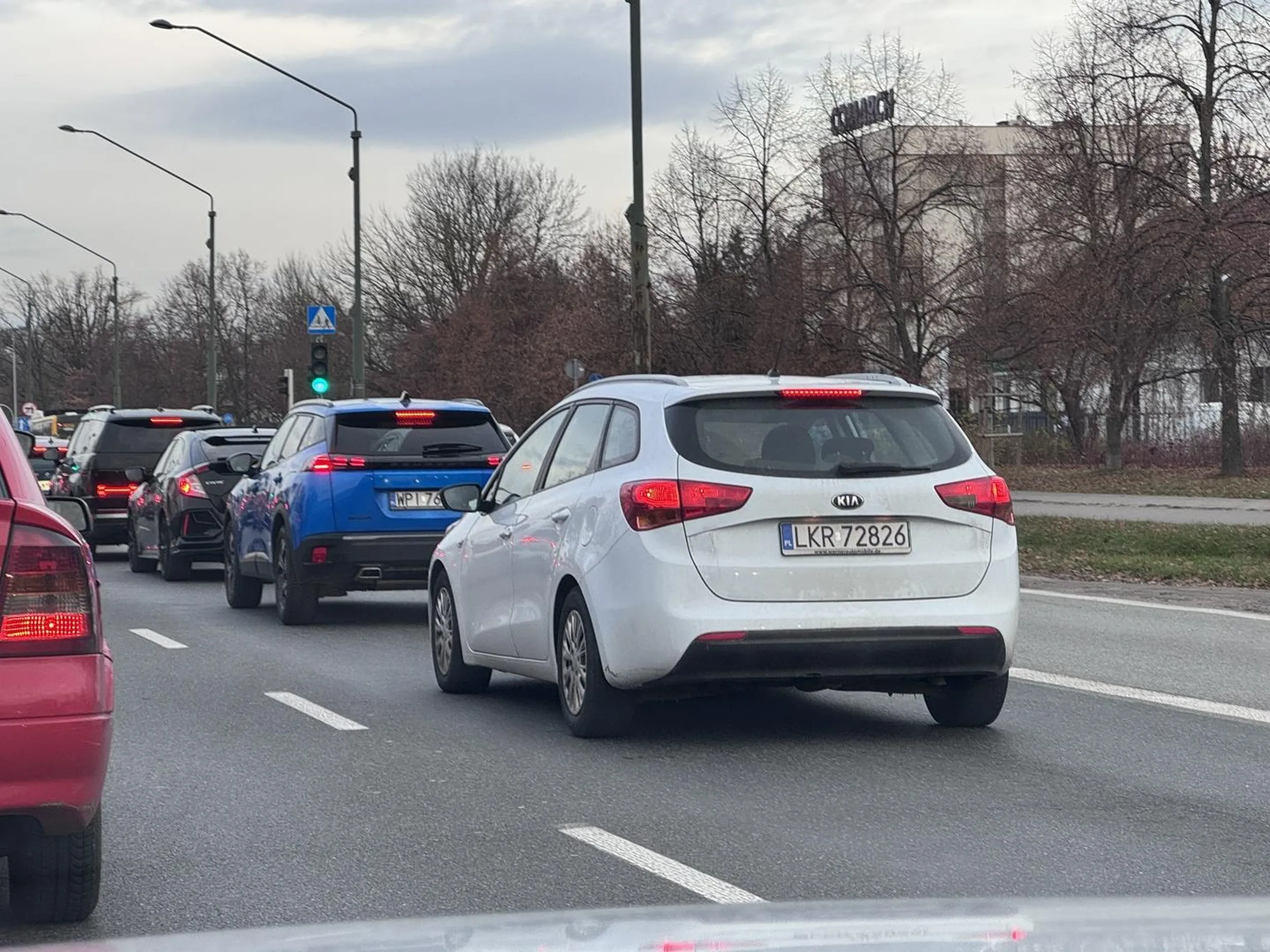 oho, kierowca zgłosił wpis. Ok bardziej dyplomatycznie: uwaga na tego człowieka, wymusza pierwszeństwo wpychając się z buspasa niemalże doprowadzając do kolizji. Jego reakcją jest śmiech.