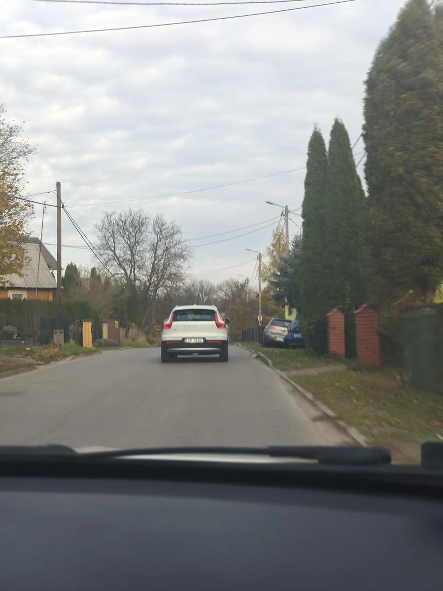 Nie stosuje się do przepisów drogowych i do znaków. Dwukrotnie wymusił pierwszeństwo. Uważać