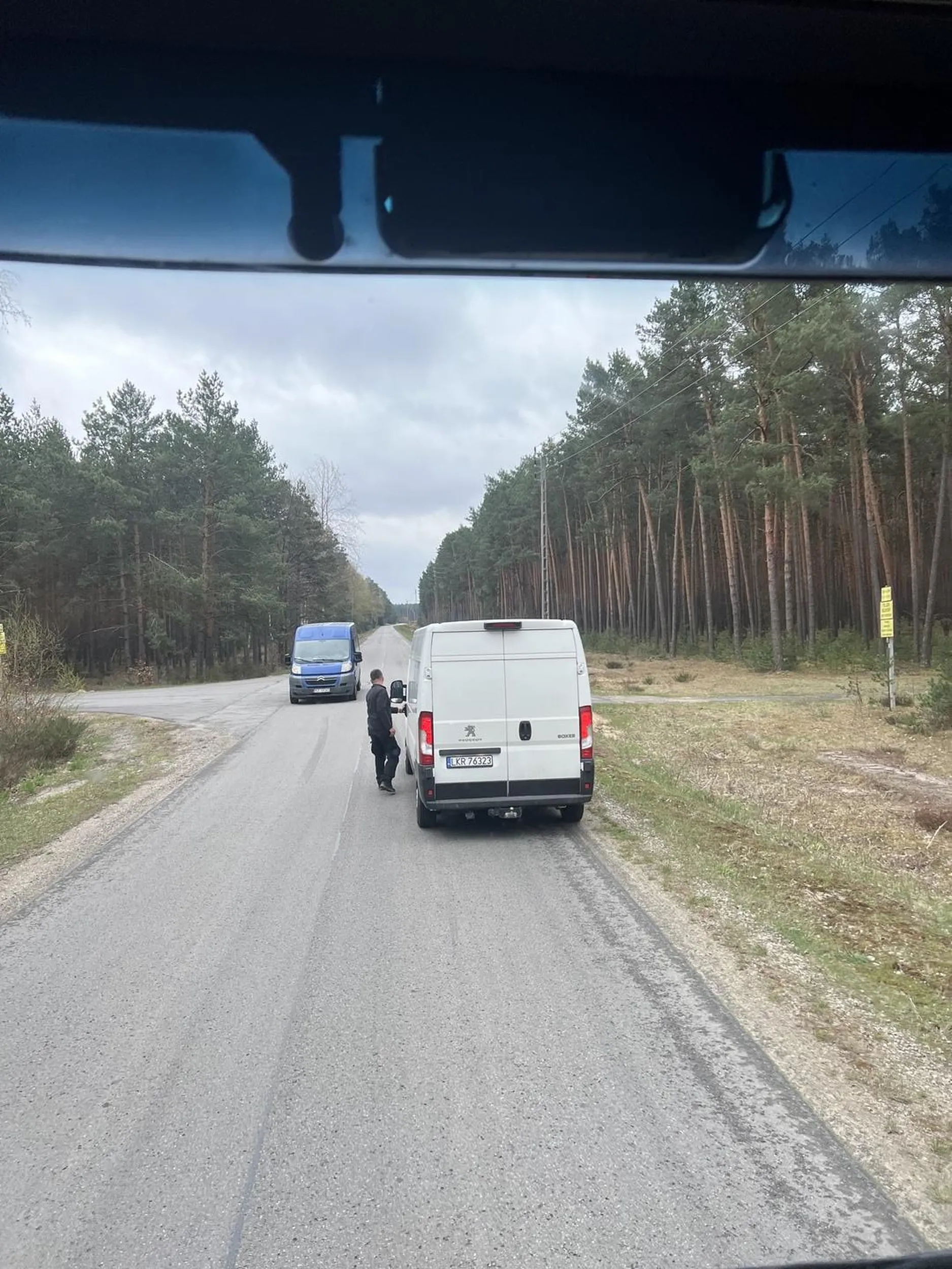 Wyprzedza potem gwałtownie hamuje i zatrzymuje mnie drąc ryja że nie mogę tędy jechać