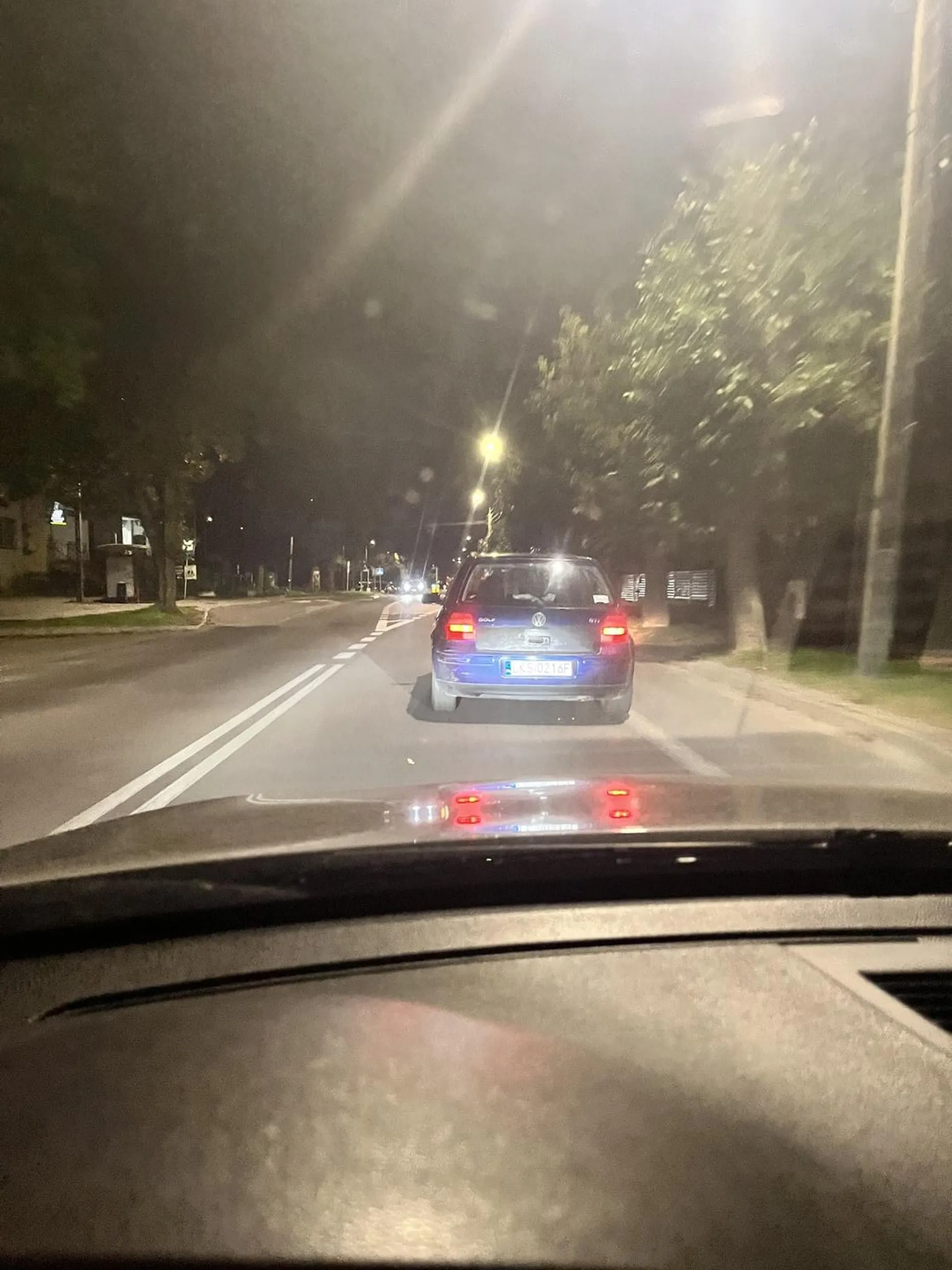 Troche smutne ze kobieta musi cie nauczyc jezdzic ale... Skoro juz mnie wyprzedasz to jedz szybciej niz ja a nie hamujesz do 60ciu. A no i jak mnie wyprzedzales to rdza z twojego gratka leciala mi na szybe pozdro