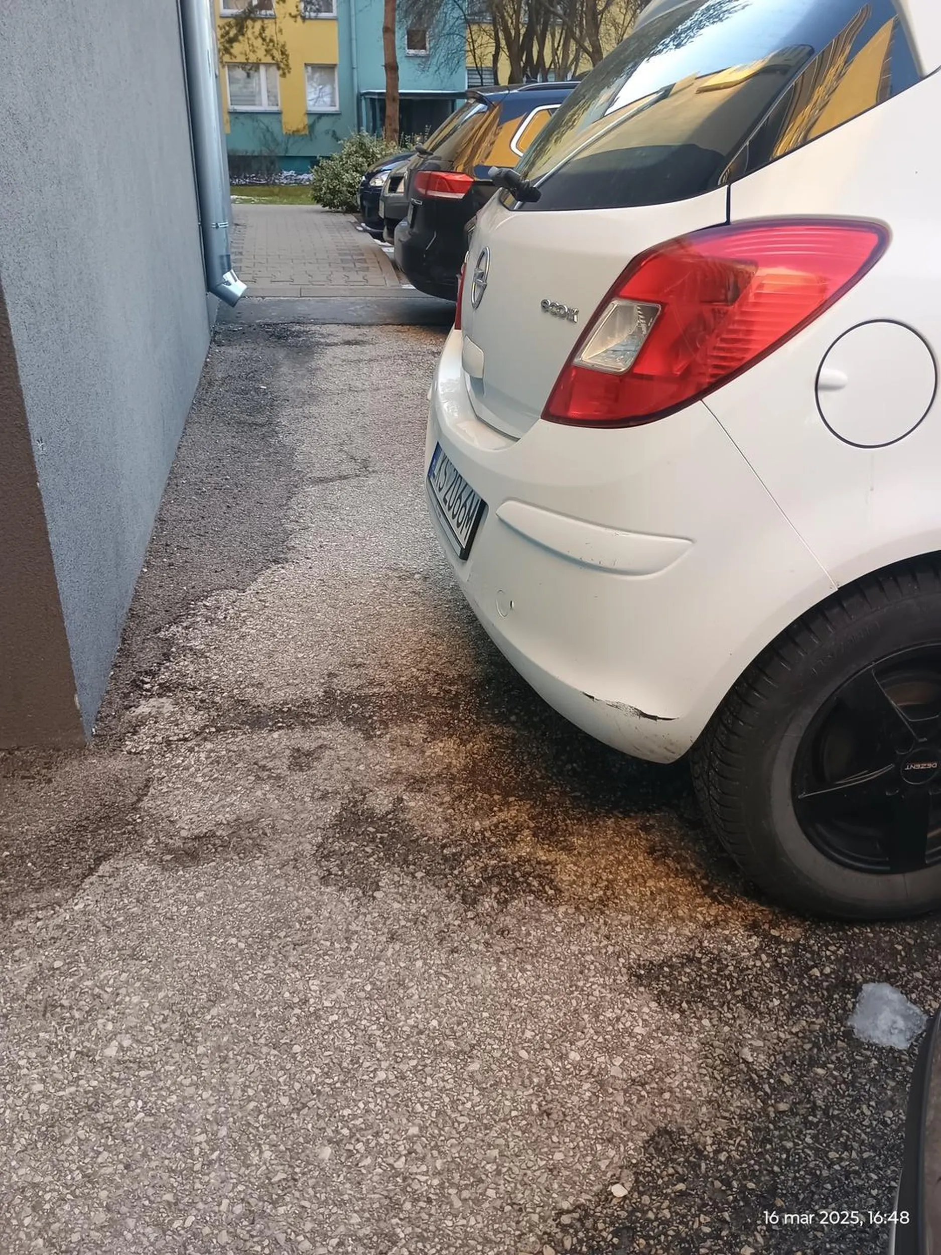 Zostawić ludziom 40 cm (!!!) od ściany na przejście. Tam dalej na zdjęciu jest miejsce parkingowe dla osoby z niepełnosprawnością. I jak ma ta osoba przejechać wózkiem inwalidzkim??? A nie bez przypadku jest tam ta niebieska koperta, bo w bloku mieszkają ludzie niepełnosprawni.