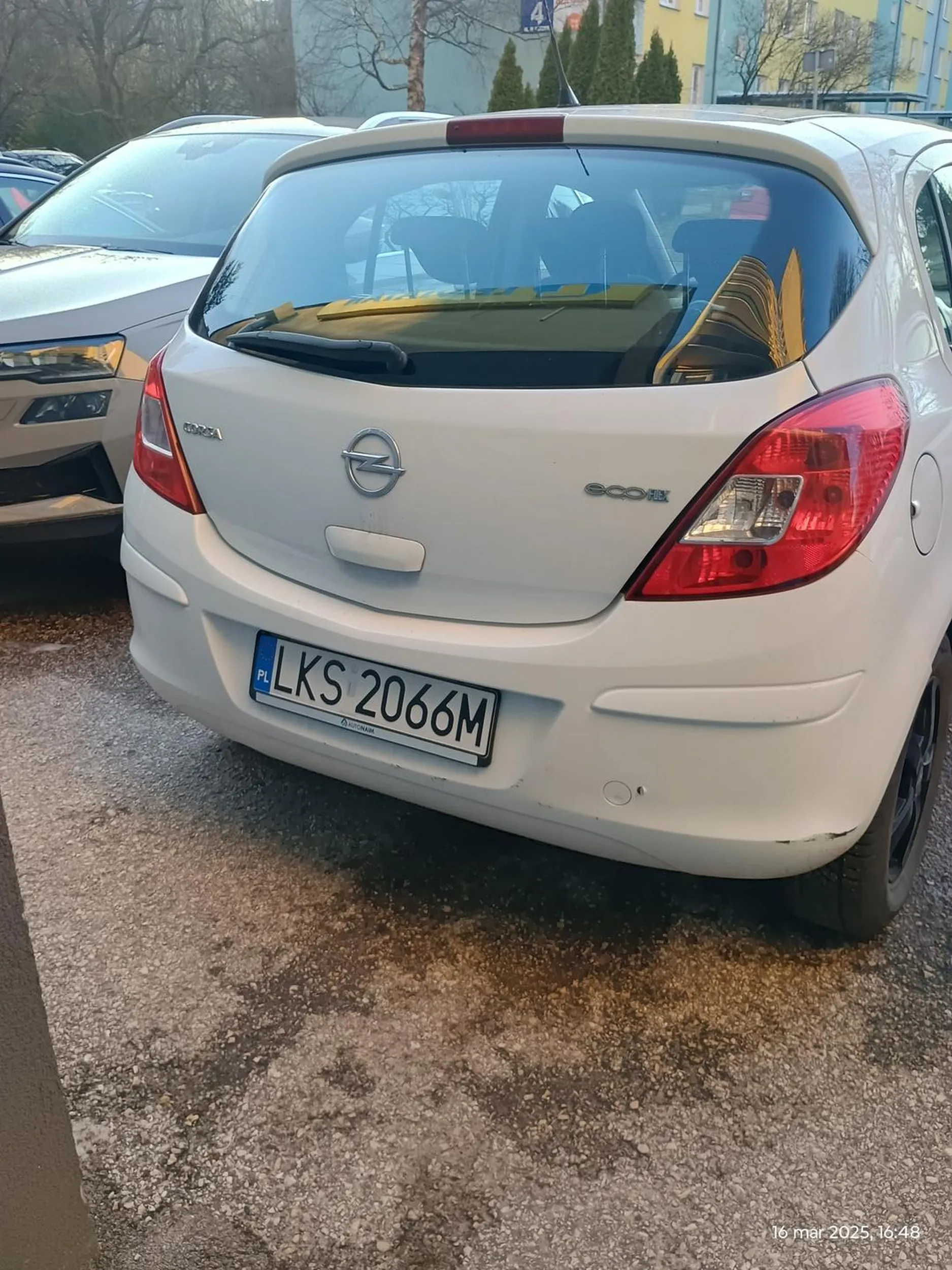 Zostawić ludziom 40 cm (!!!) od ściany na przejście. Tam dalej na zdjęciu jest miejsce parkingowe dla osoby z niepełnosprawnością. I jak ma ta osoba przejechać wózkiem inwalidzkim??? A nie bez przypadku jest tam ta niebieska koperta, bo w bloku mieszkają ludzie niepełnosprawni.