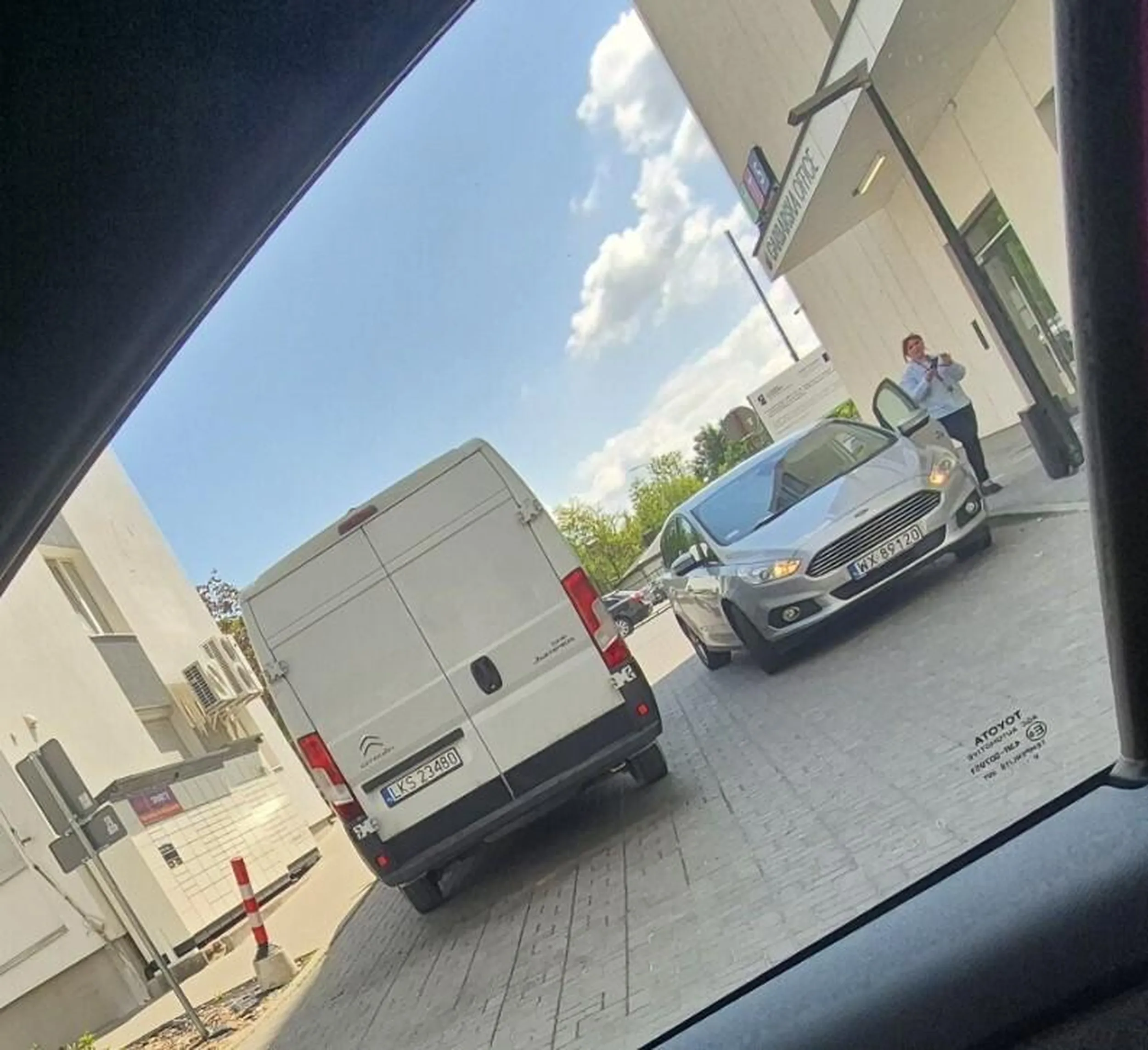 Kurier DPD zaparkował blokując wjazd na osiedle. Poproszony o przesunięcie auta bliżej krawężnika i umożliwienie wjechania na osiedle kilku już autom, odpowiedział, że musi roznieść paczki i można wjechać innym wjazdem. Cham i prostak.