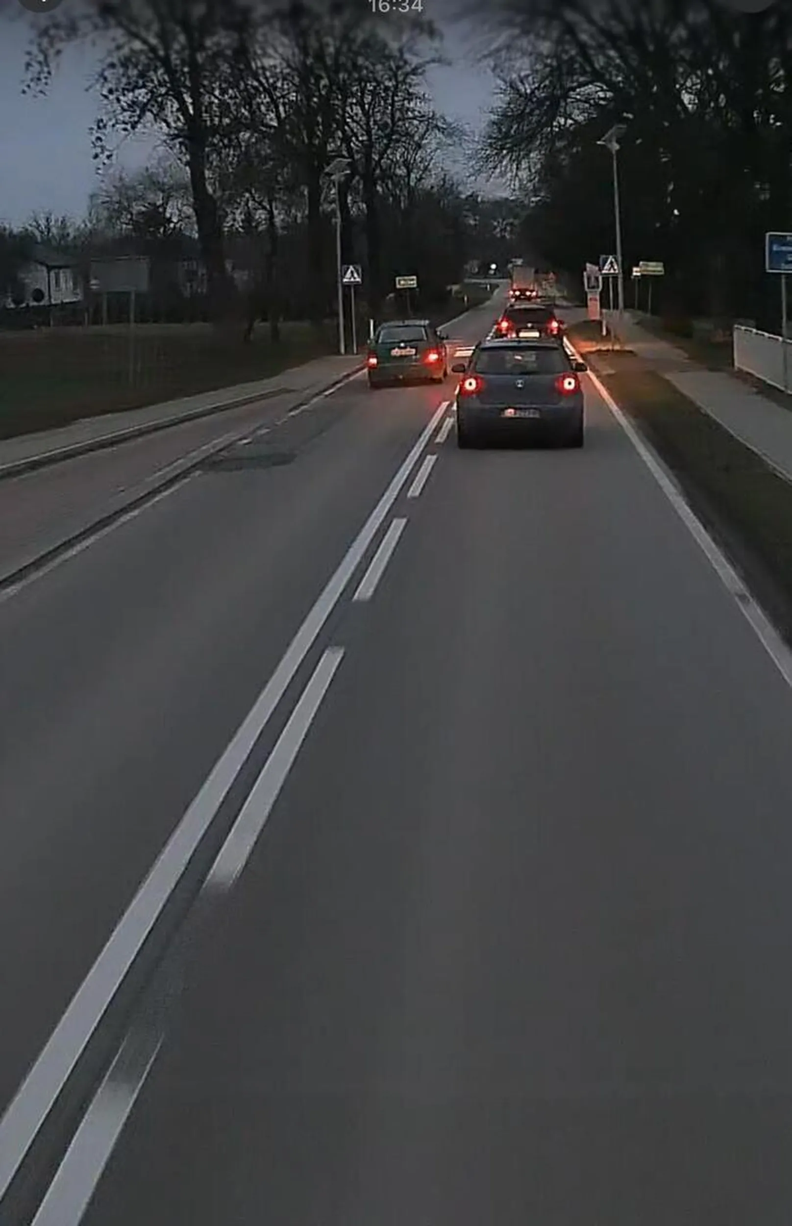 Zero wyobraźni. wyprzedzasz, po czym dajesz po hamulcach auto które wyprzedziłeś, po czym za chwilę wyprzedzasz dwa auta na przejściu dla pieszych. Gratuluję! Poszukaj się na StopCham