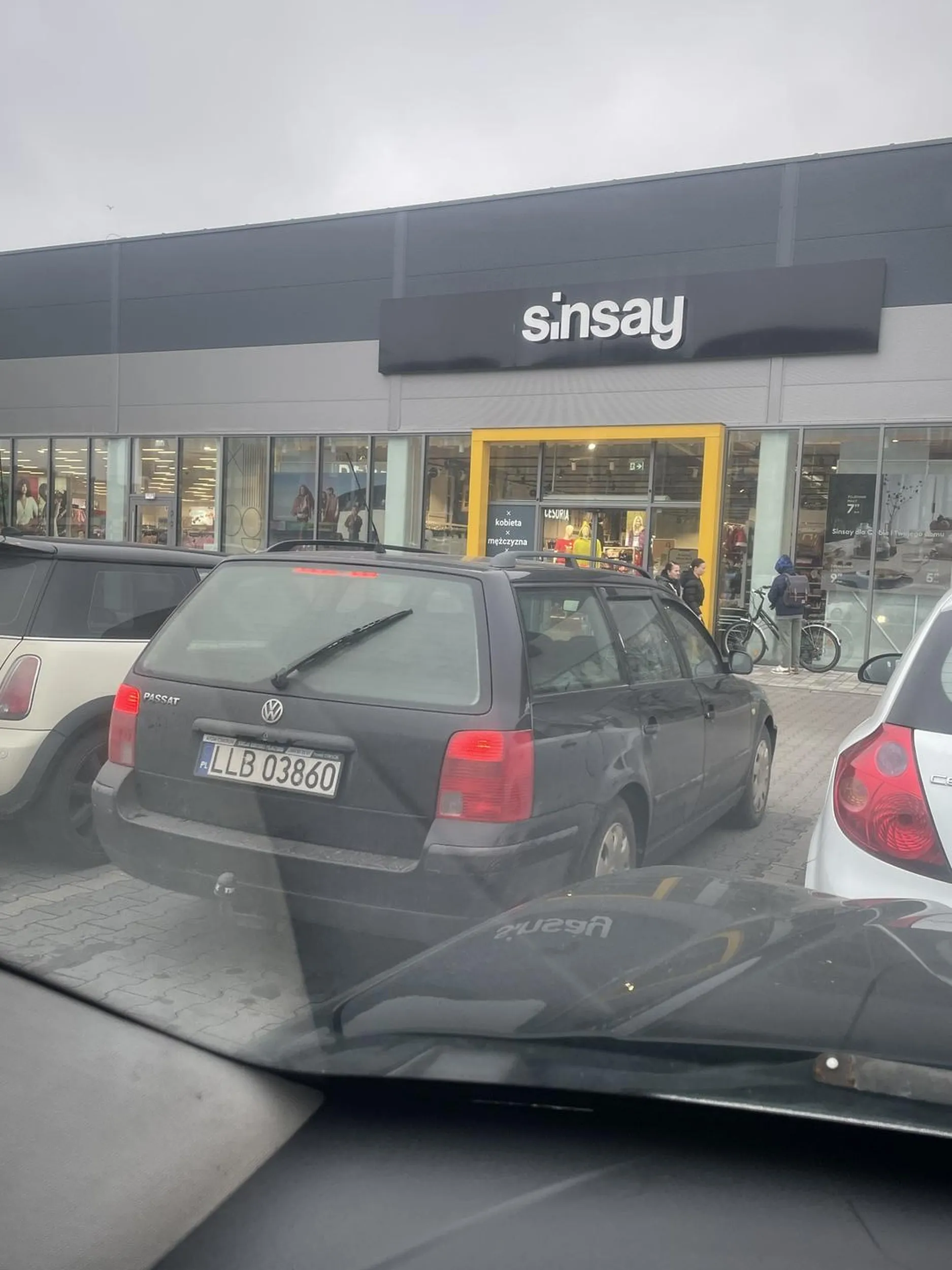 Nastepny razem uwazaj jak wsiadasz do samochodu bo przywaliles mi w drzwi i se uciekles