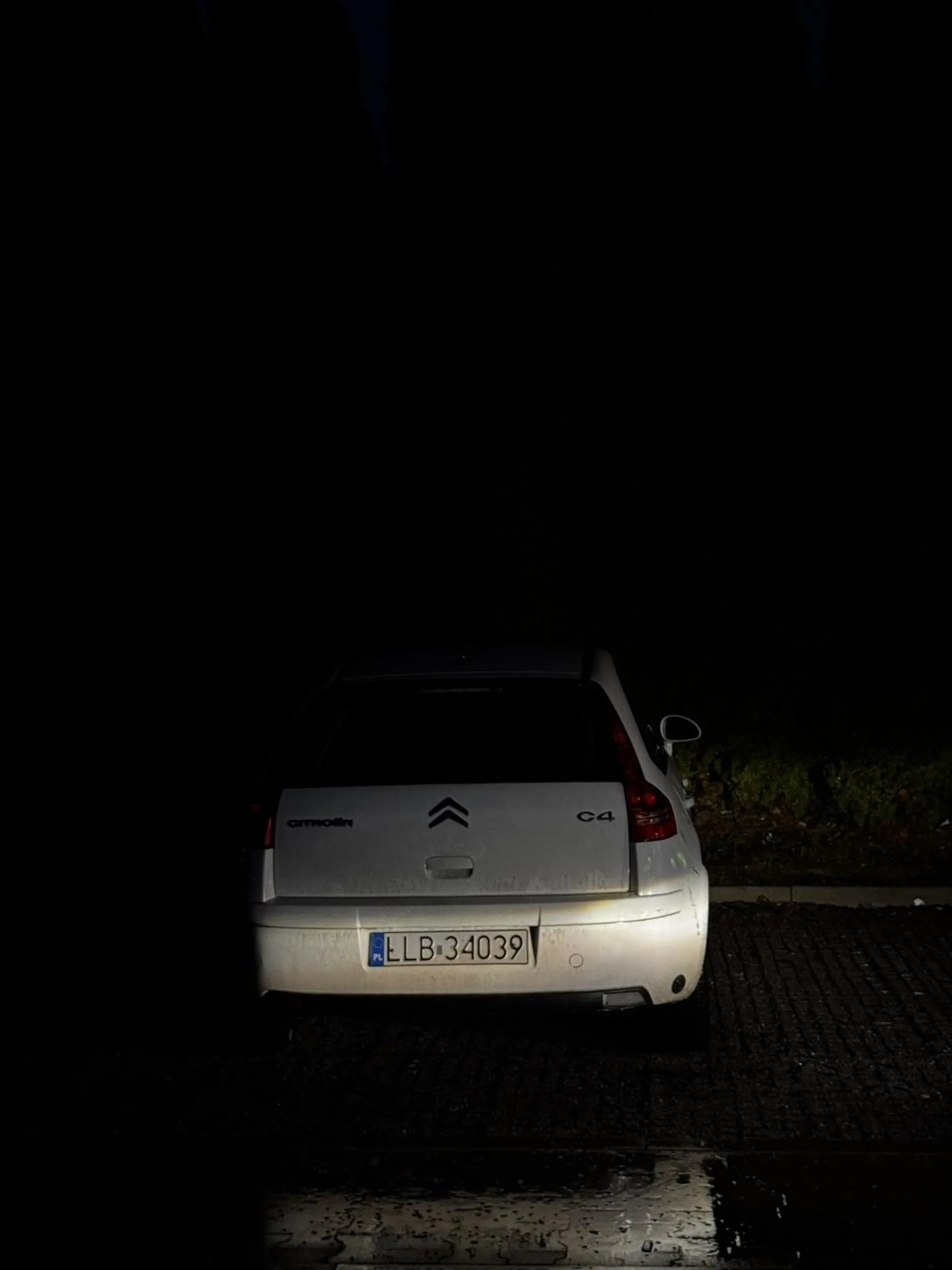 Pojazd został postawiony na parkingu sklepu Biedronka w Nałęczowie, niestety kierujący w porach nocnych nie orientuje się gdzie jest miejsce parkingowe a gdzie droga, jaką poruszają się pojazdy by z parkingu wyjechać. Gdy kierowca spokojnie robił sobie zakupy - inni stali zablokowani na parkingu oczekując, aż szanowny klient opuści sklep i odjedzie.